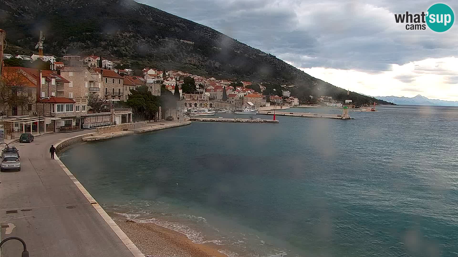 Spletna kamera Bol – Center mesta in marina v živo