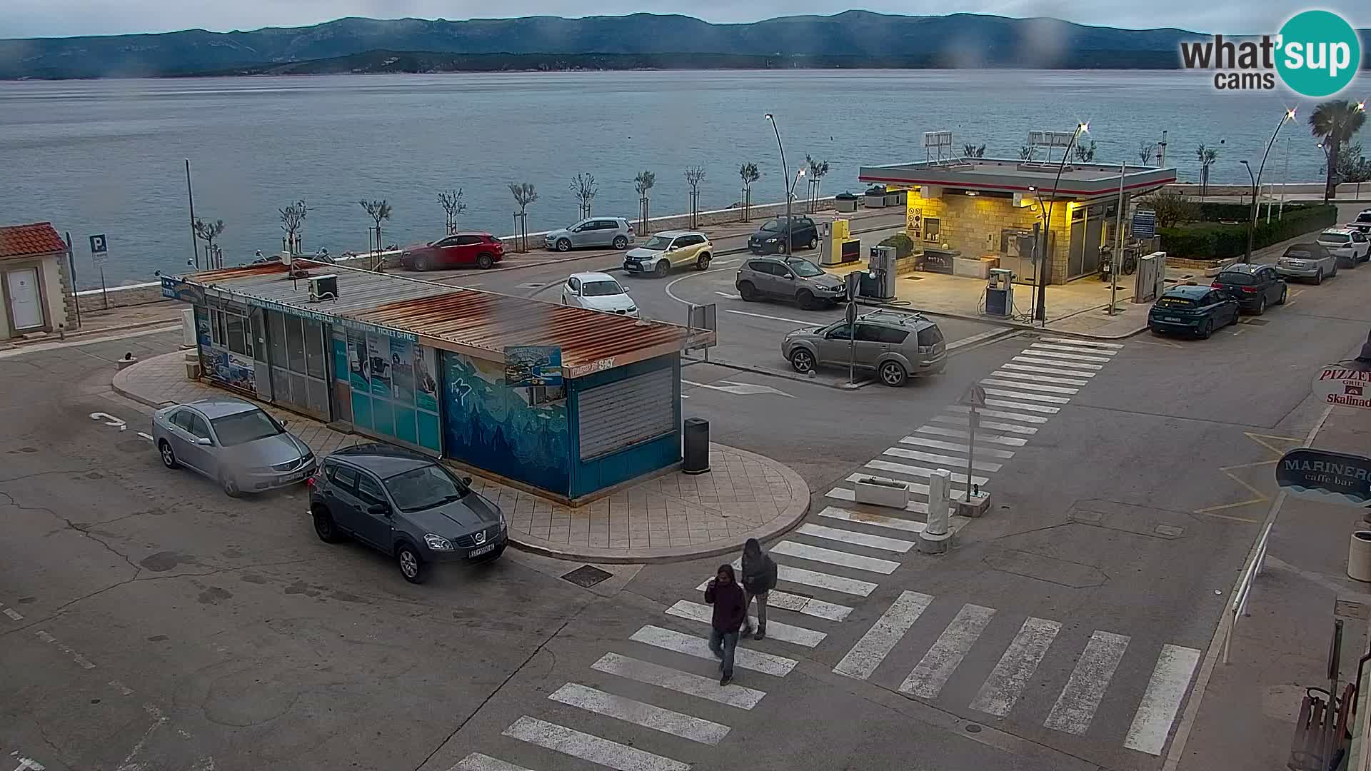 Spletna kamera Bol – Center mesta in marina v živo