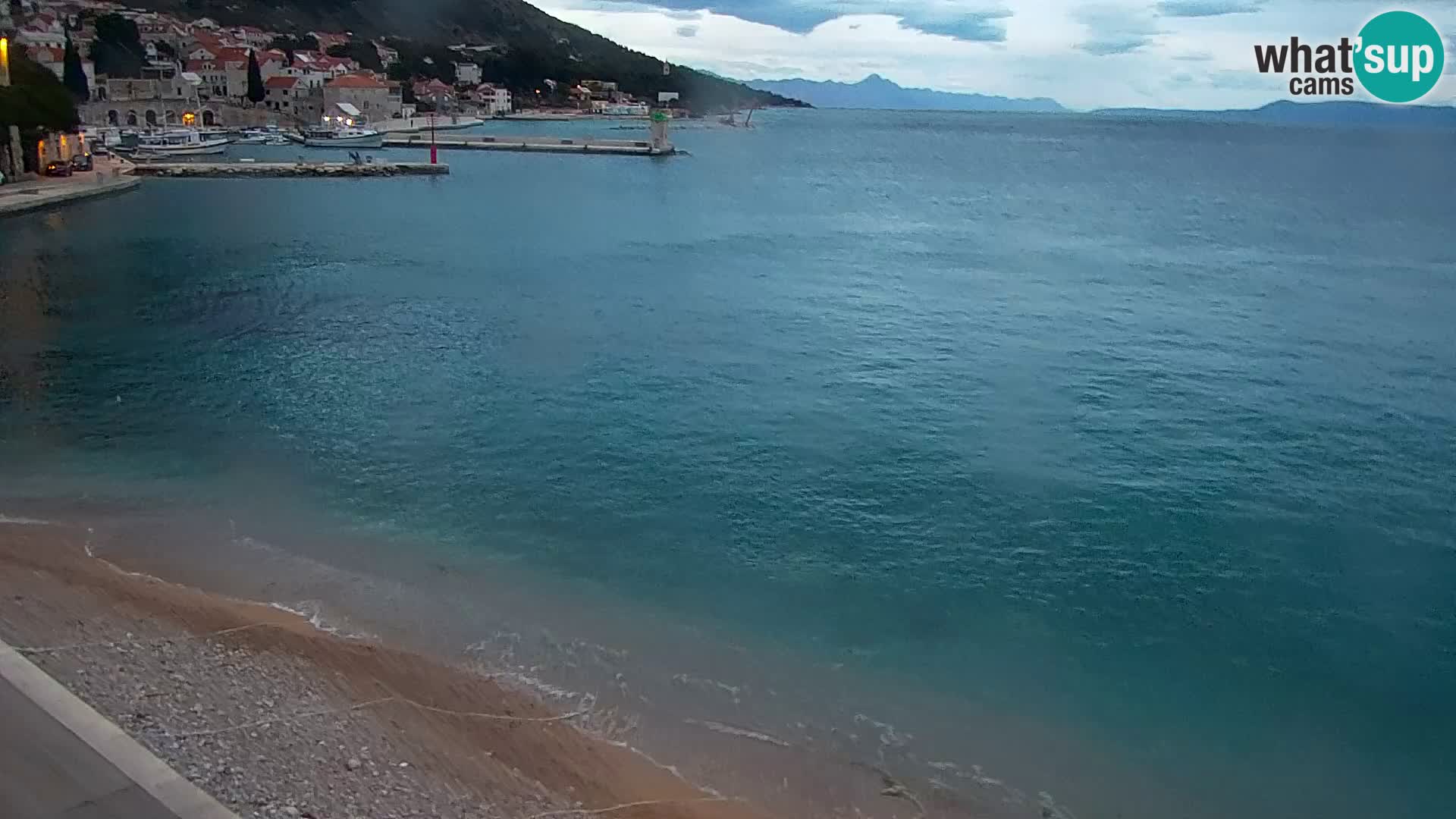 Spletna kamera Bol – Center mesta in marina v živo