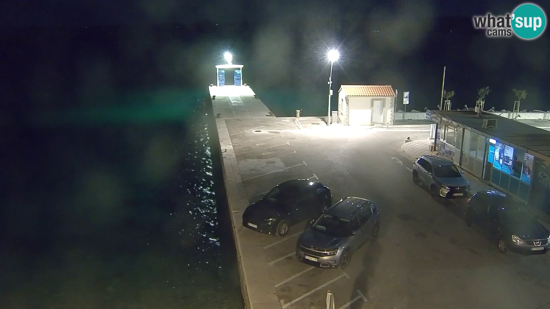 Spletna kamera Bol – Center mesta in marina v živo