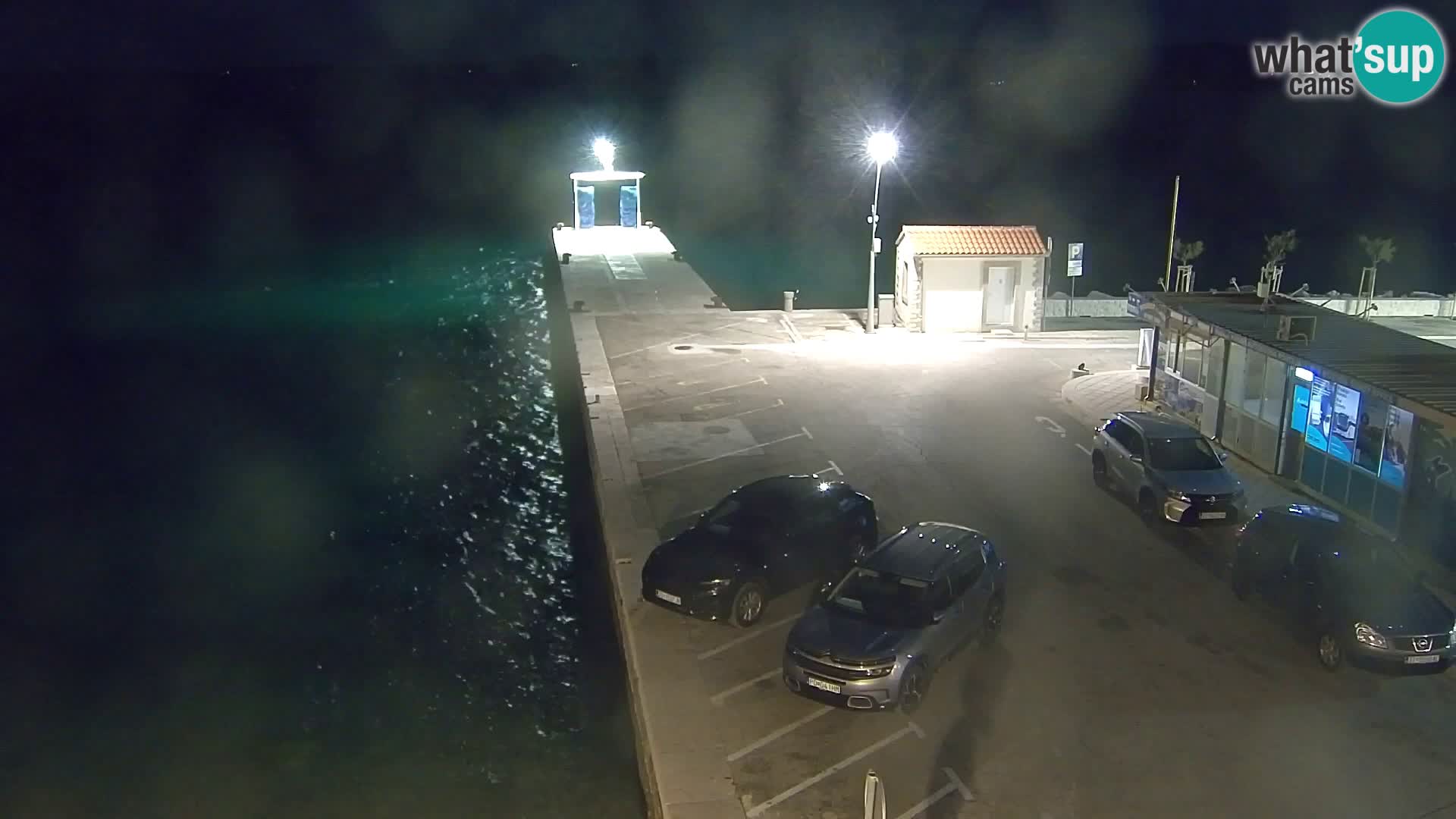 Spletna kamera Bol – Center mesta in marina v živo