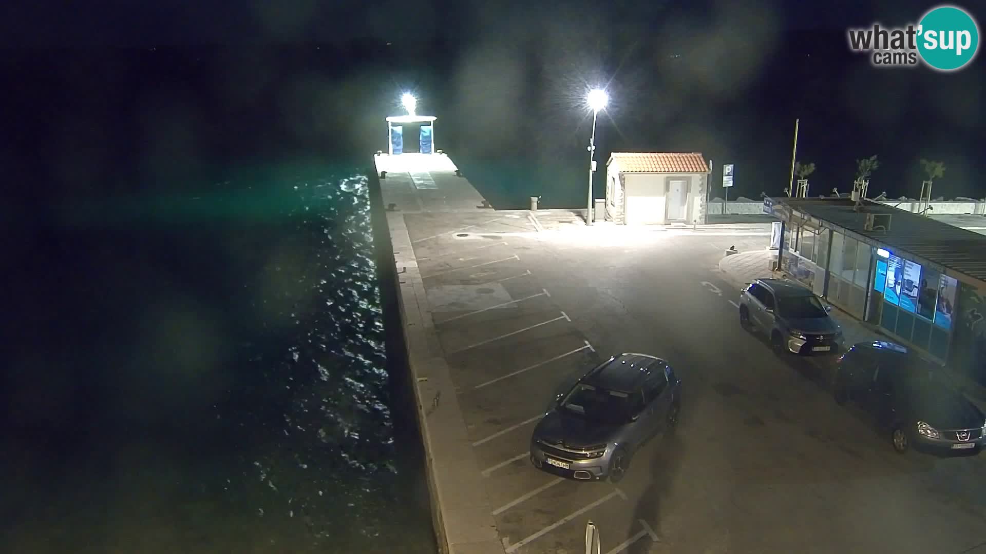 Spletna kamera Bol – Center mesta in marina v živo