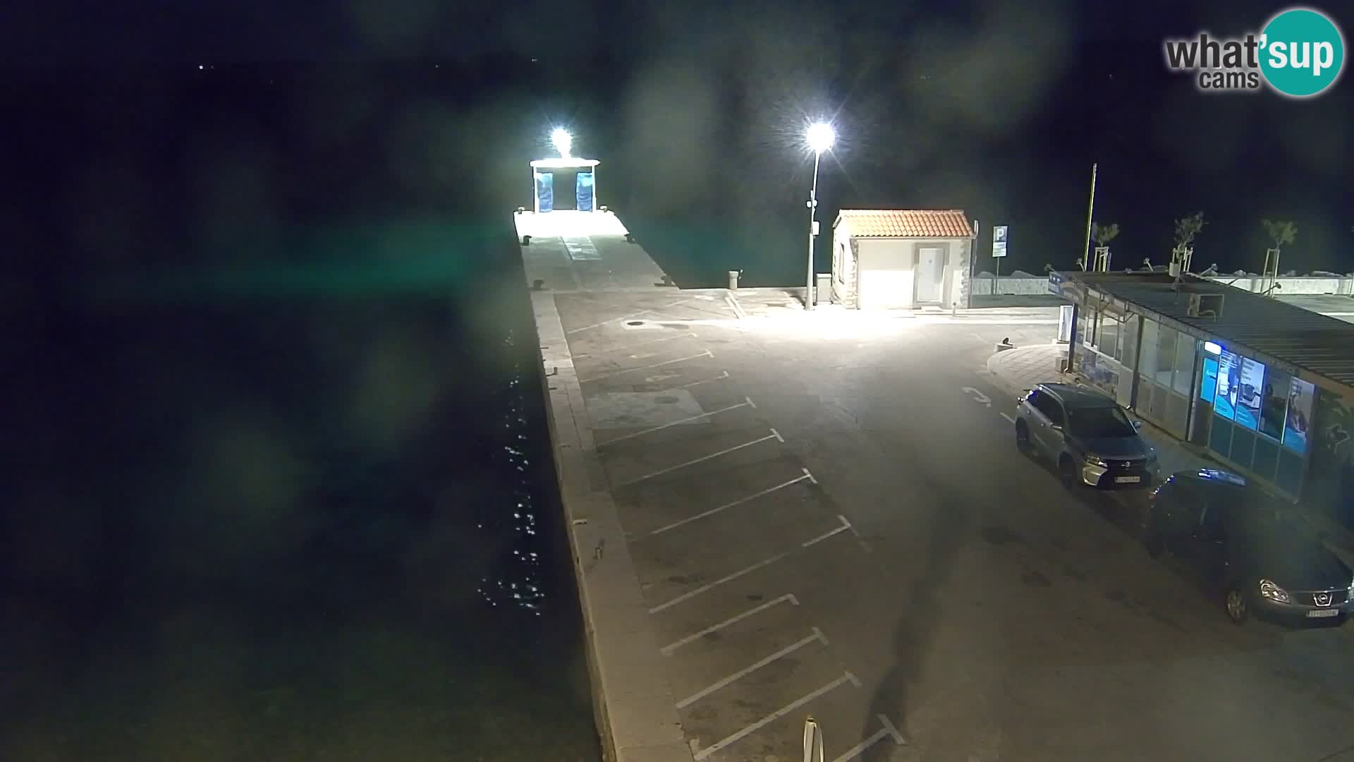 Spletna kamera Bol – Center mesta in marina v živo