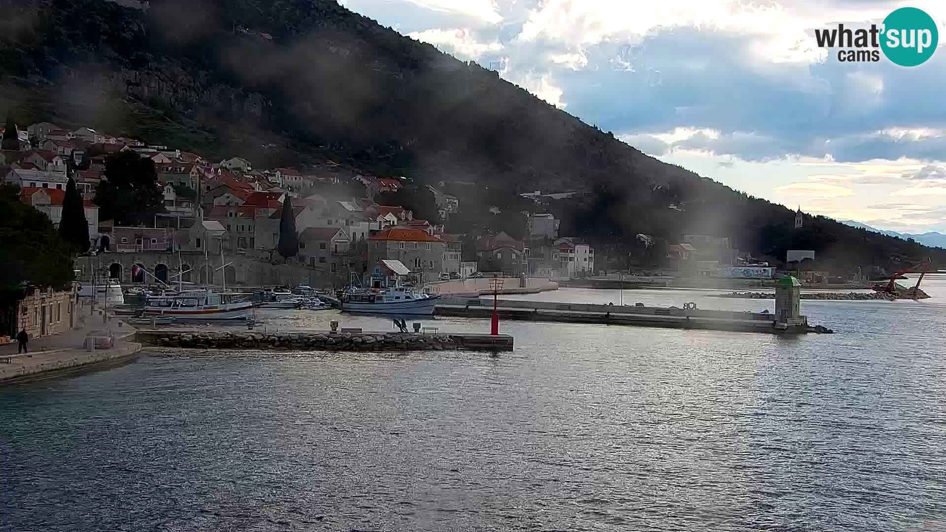 Spletna kamera Bol – Center mesta in marina v živo