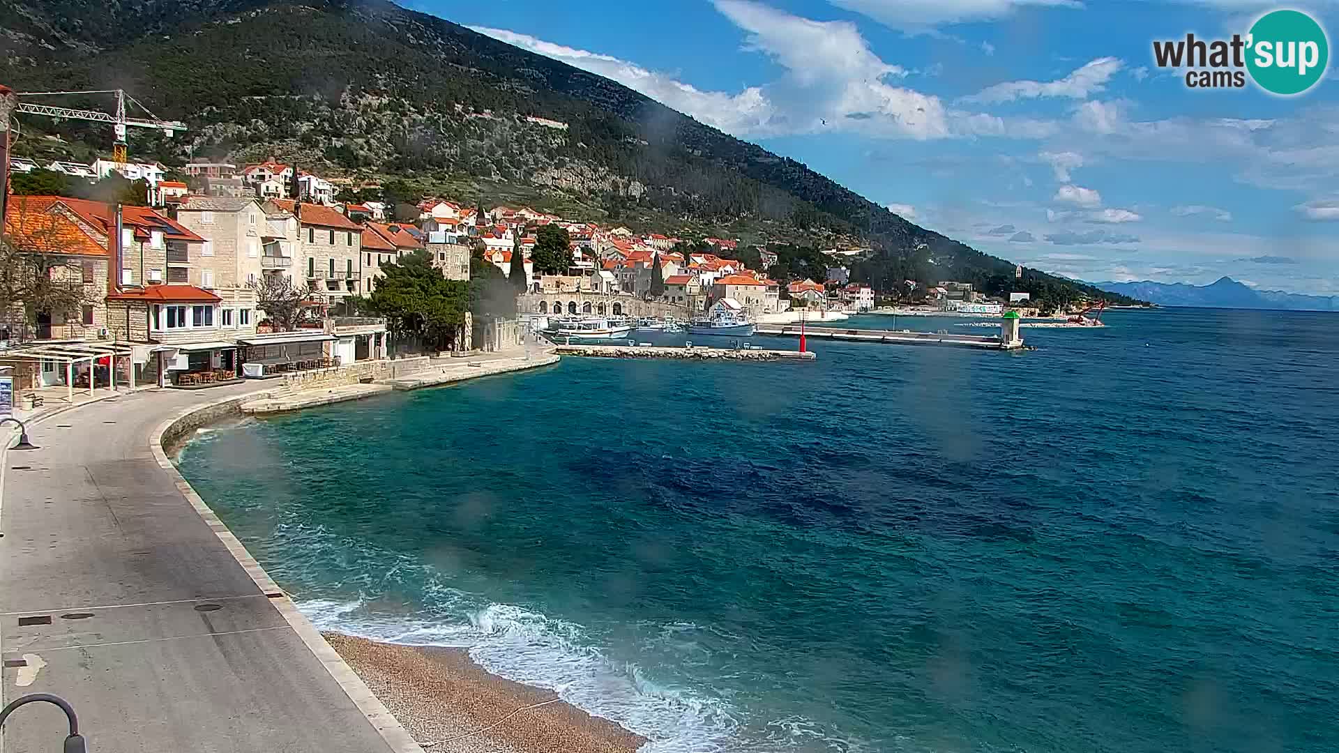 Spletna kamera Bol – Center mesta in marina v živo