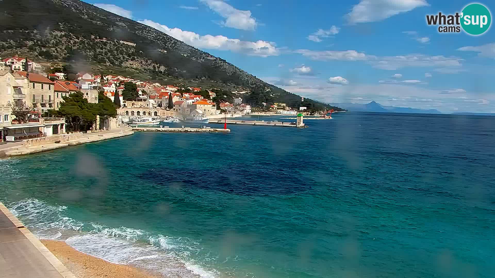 Spletna kamera Bol – Center mesta in marina v živo