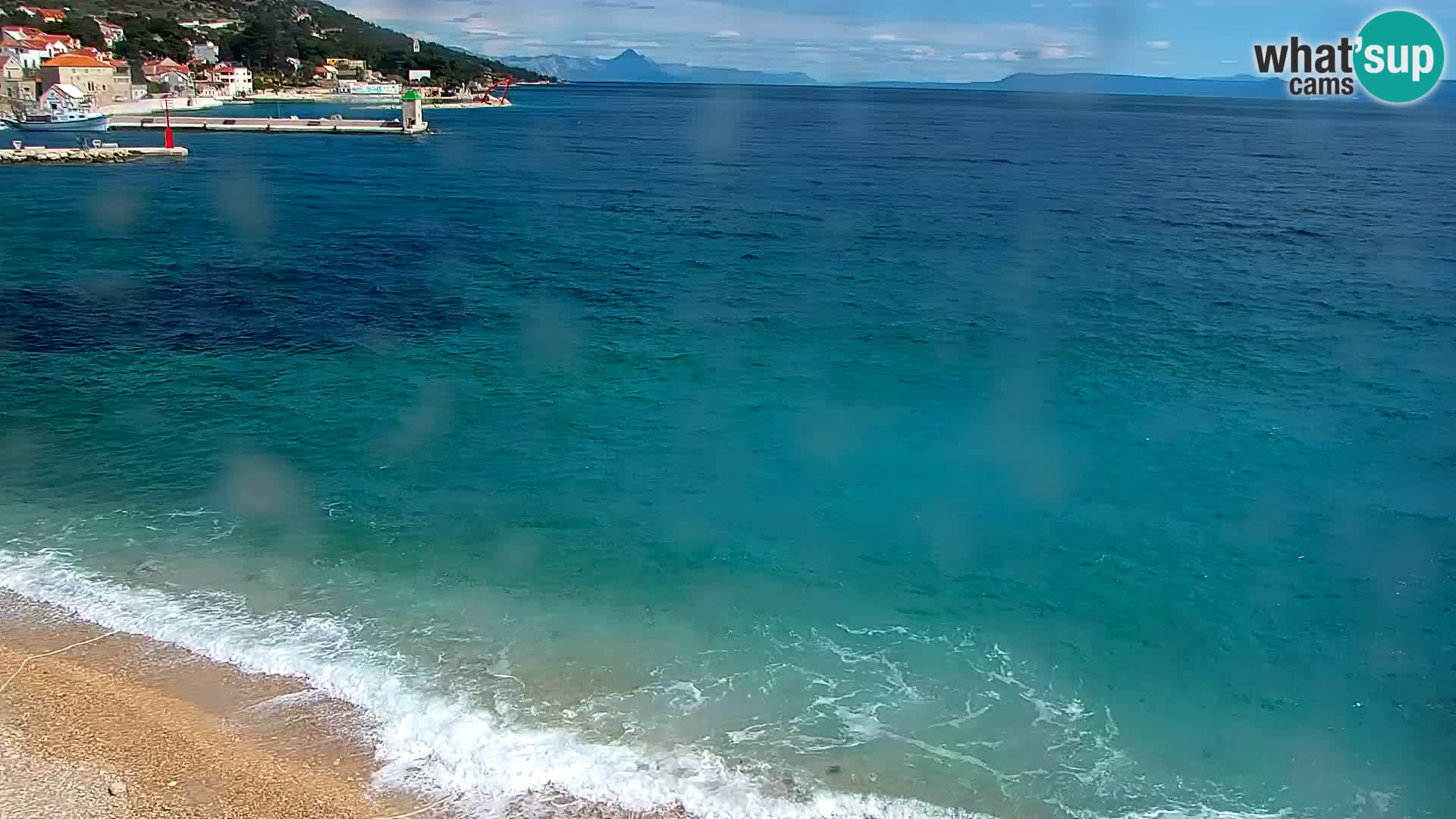 Spletna kamera Bol – Center mesta in marina v živo