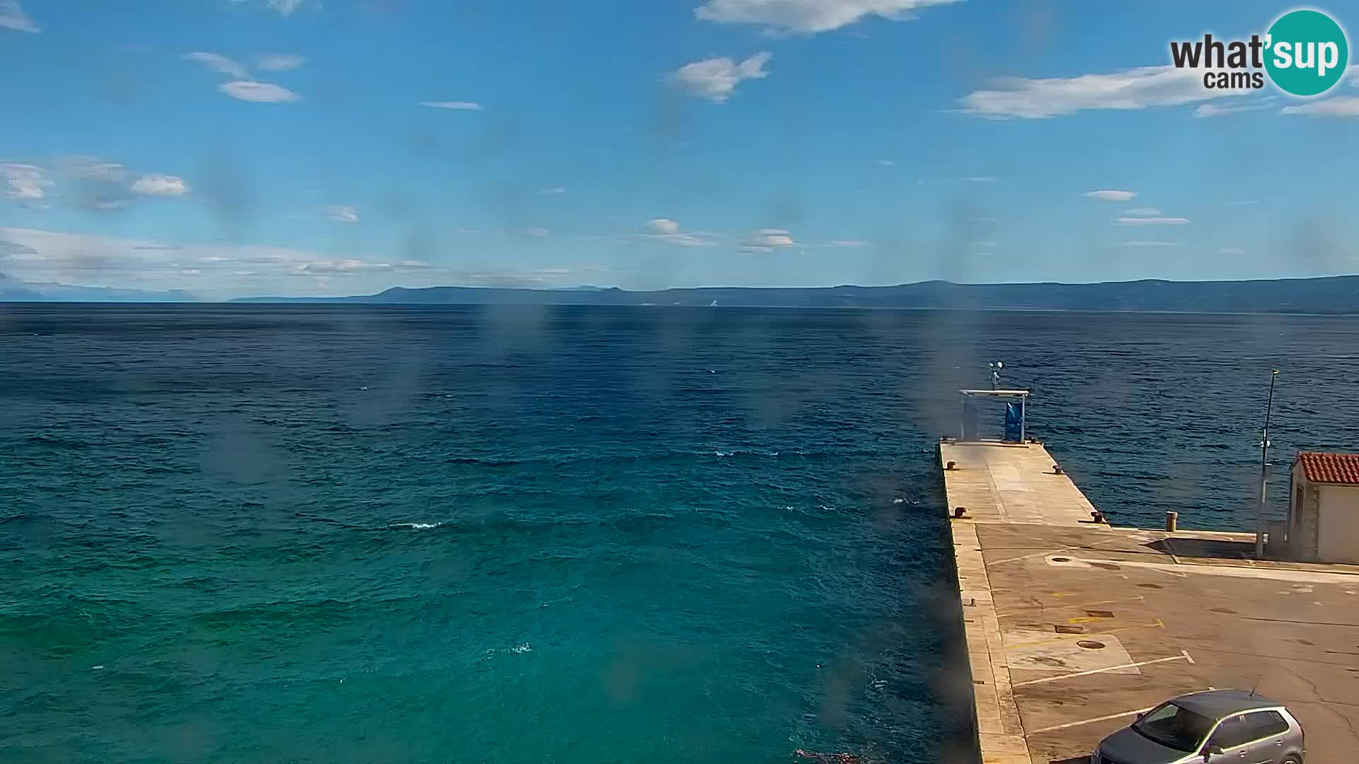 Spletna kamera Bol – Center mesta in marina v živo