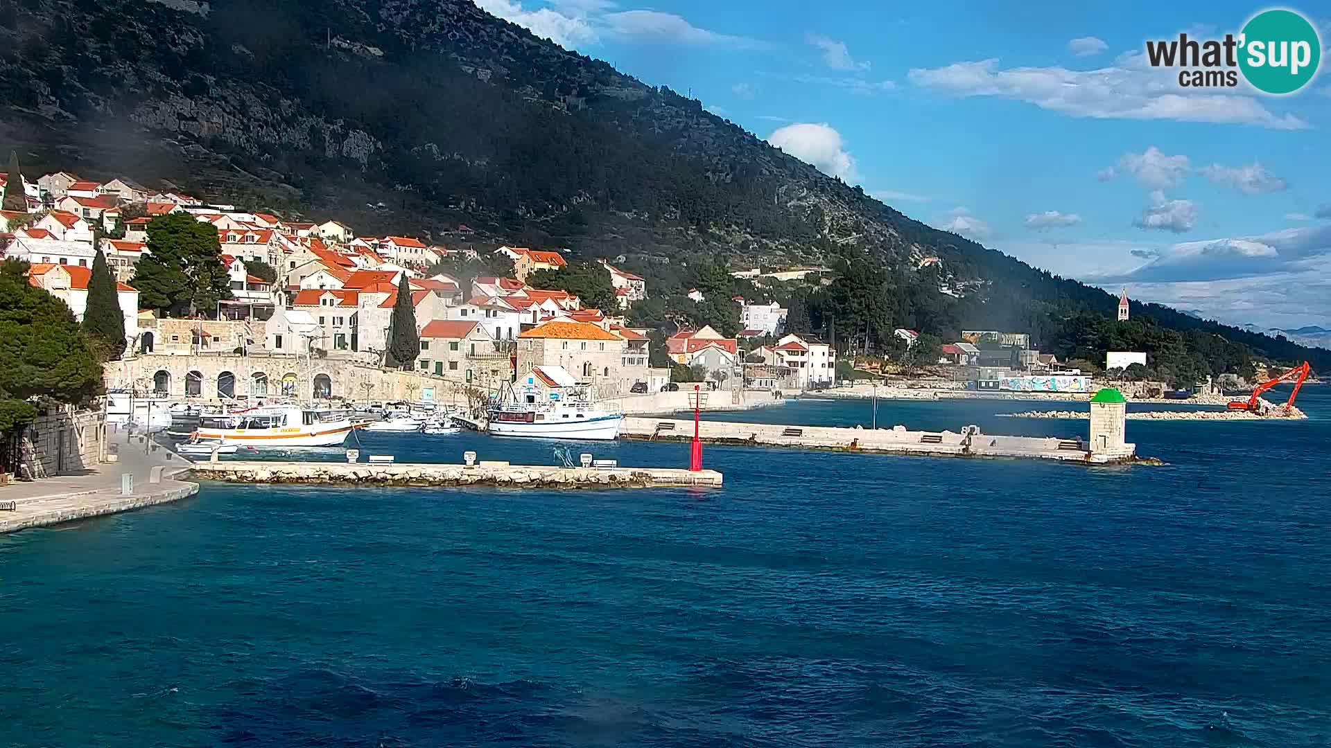 Spletna kamera Bol – Center mesta in marina v živo