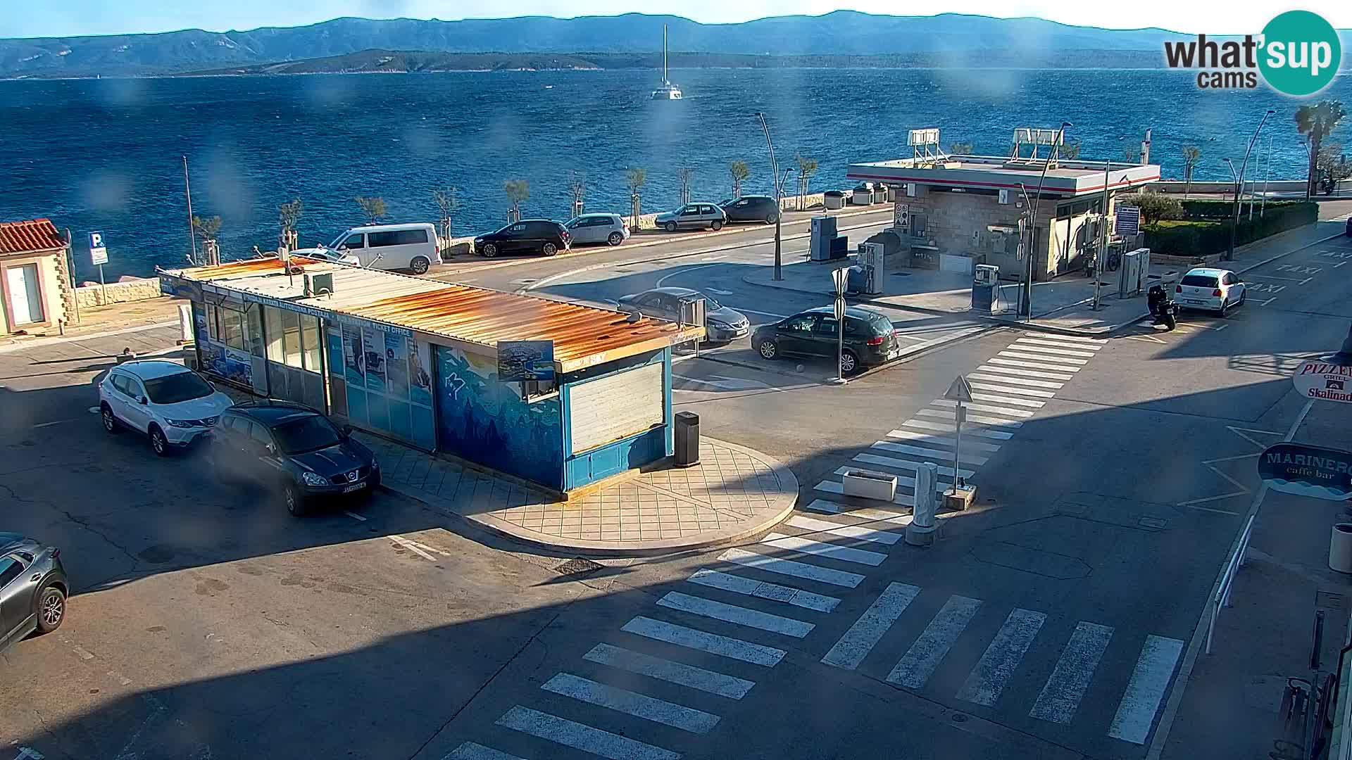 Spletna kamera Bol – Center mesta in marina v živo