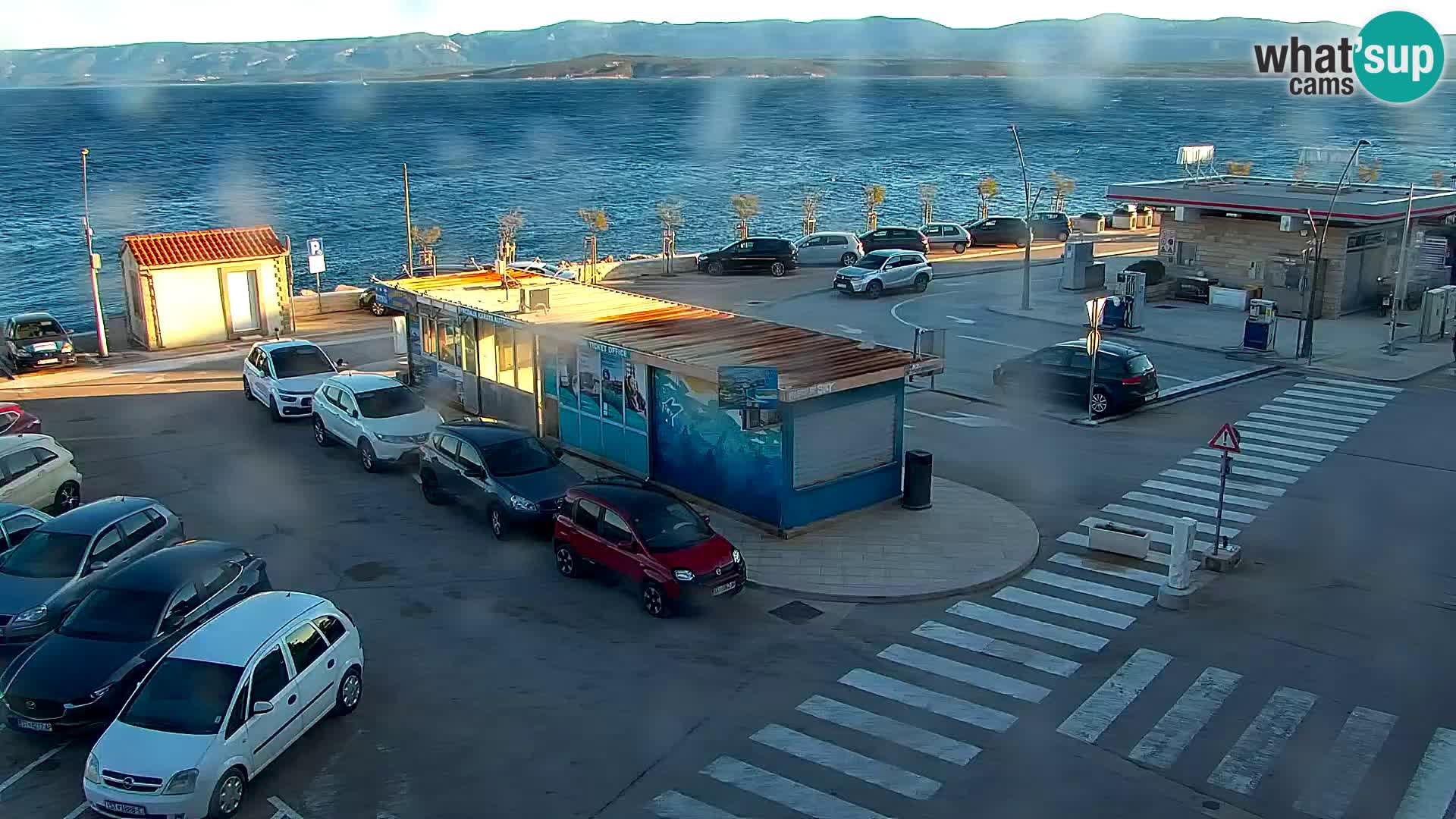 Spletna kamera Bol – Center mesta in marina v živo