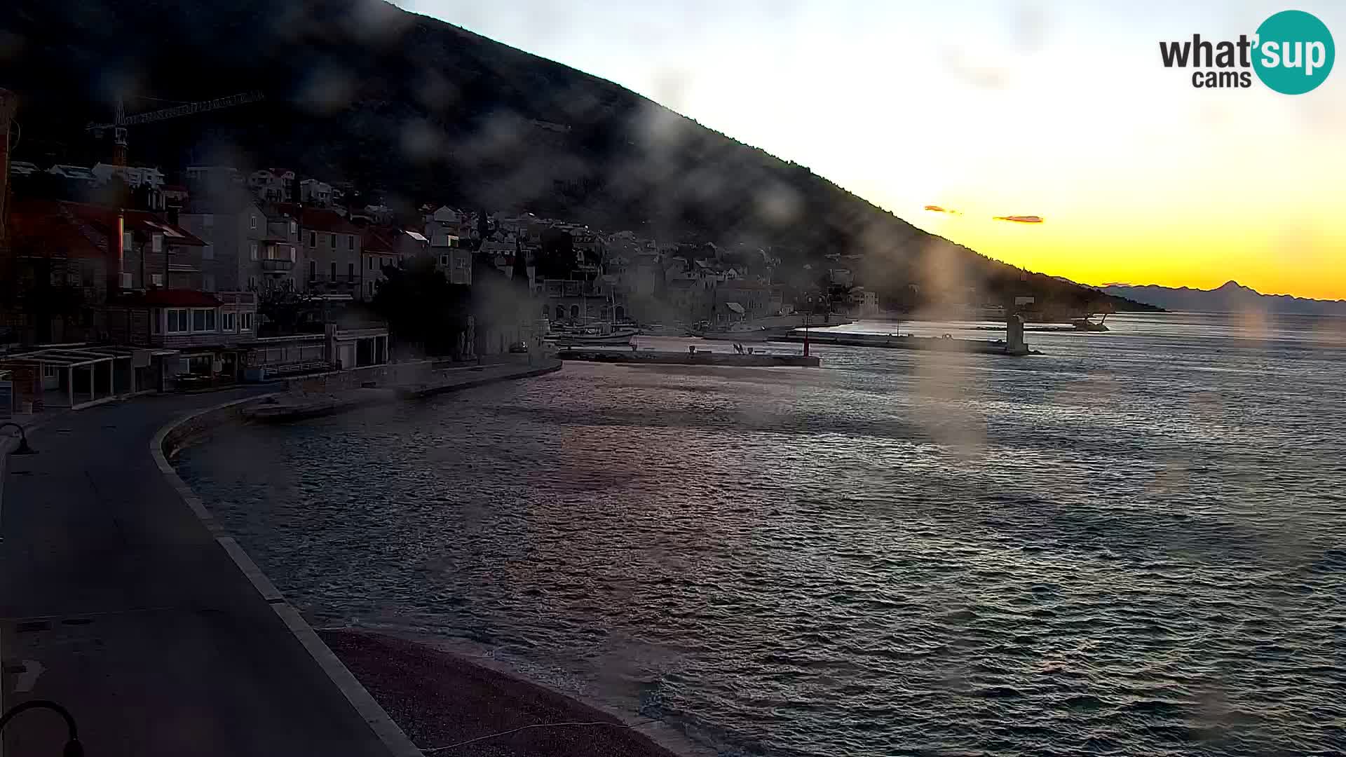 Spletna kamera Bol – Center mesta in marina v živo