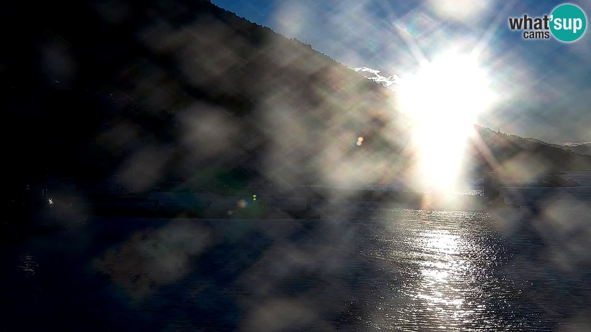 Spletna kamera Bol – Center mesta in marina v živo