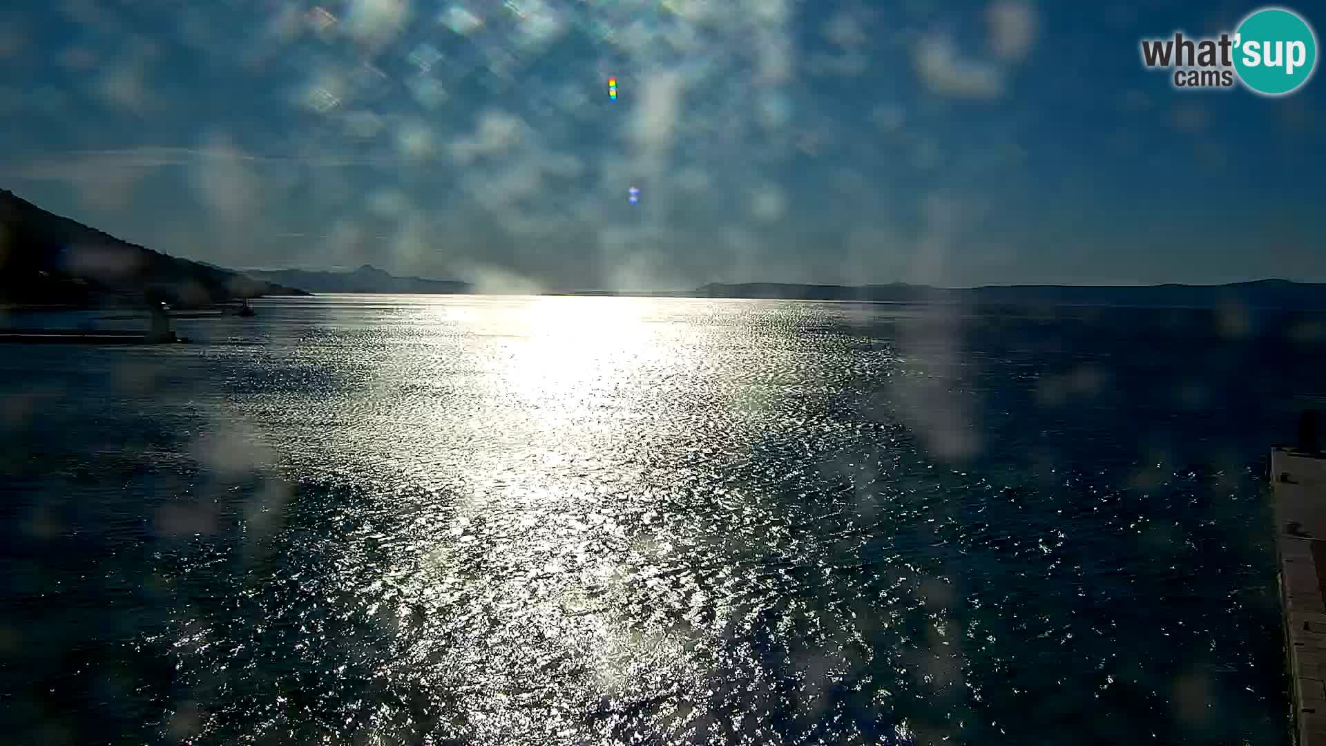 Spletna kamera Bol – Center mesta in marina v živo