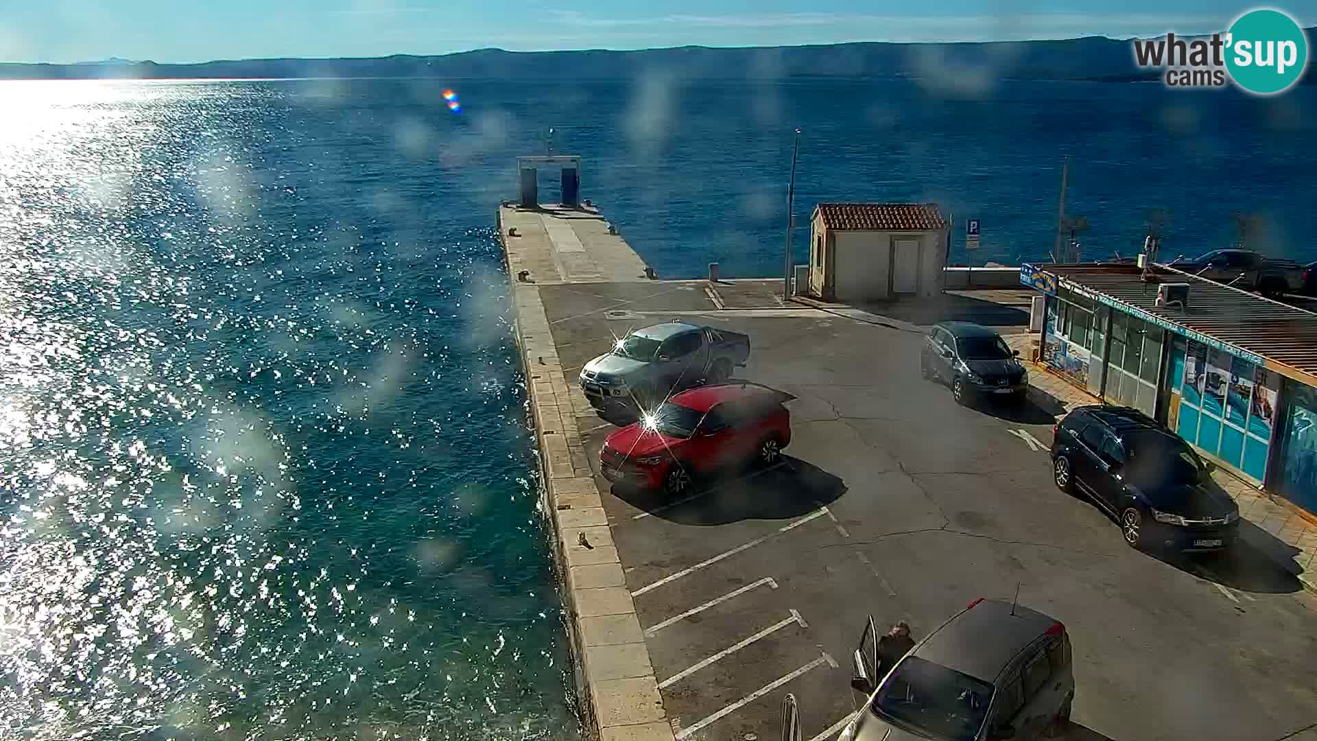 Spletna kamera Bol – Center mesta in marina v živo