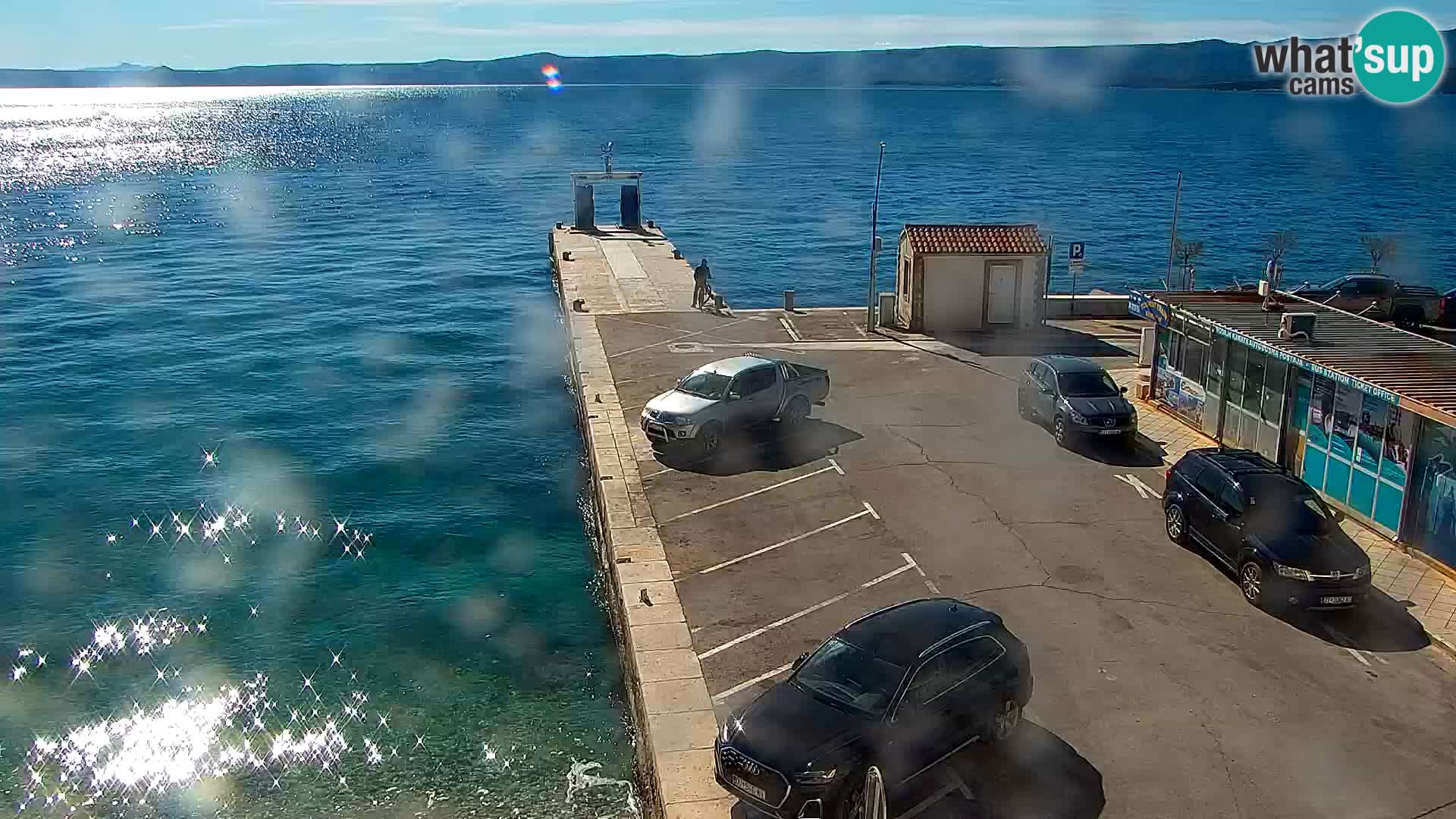 Web kamera Bol – Centar mjesta i marina | Pogled uživo