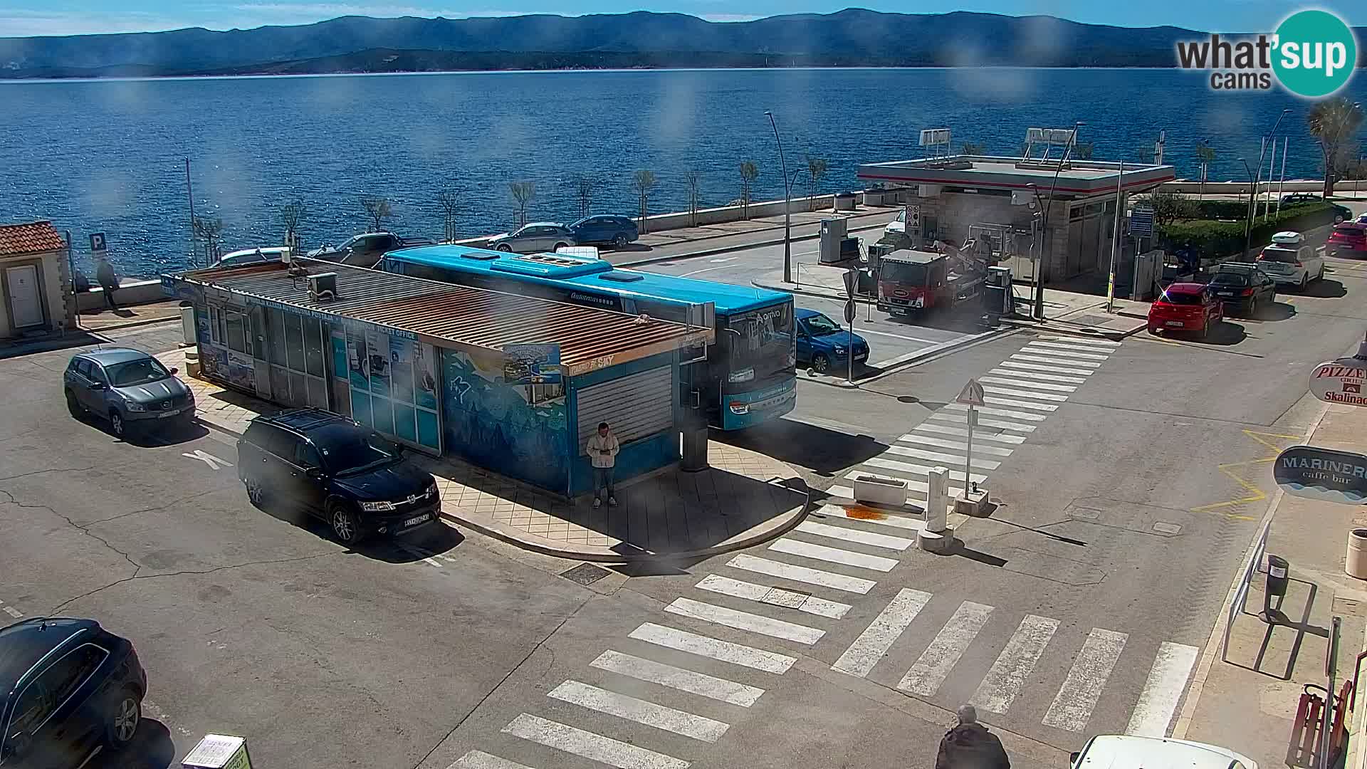 Spletna kamera Bol – Center mesta in marina v živo