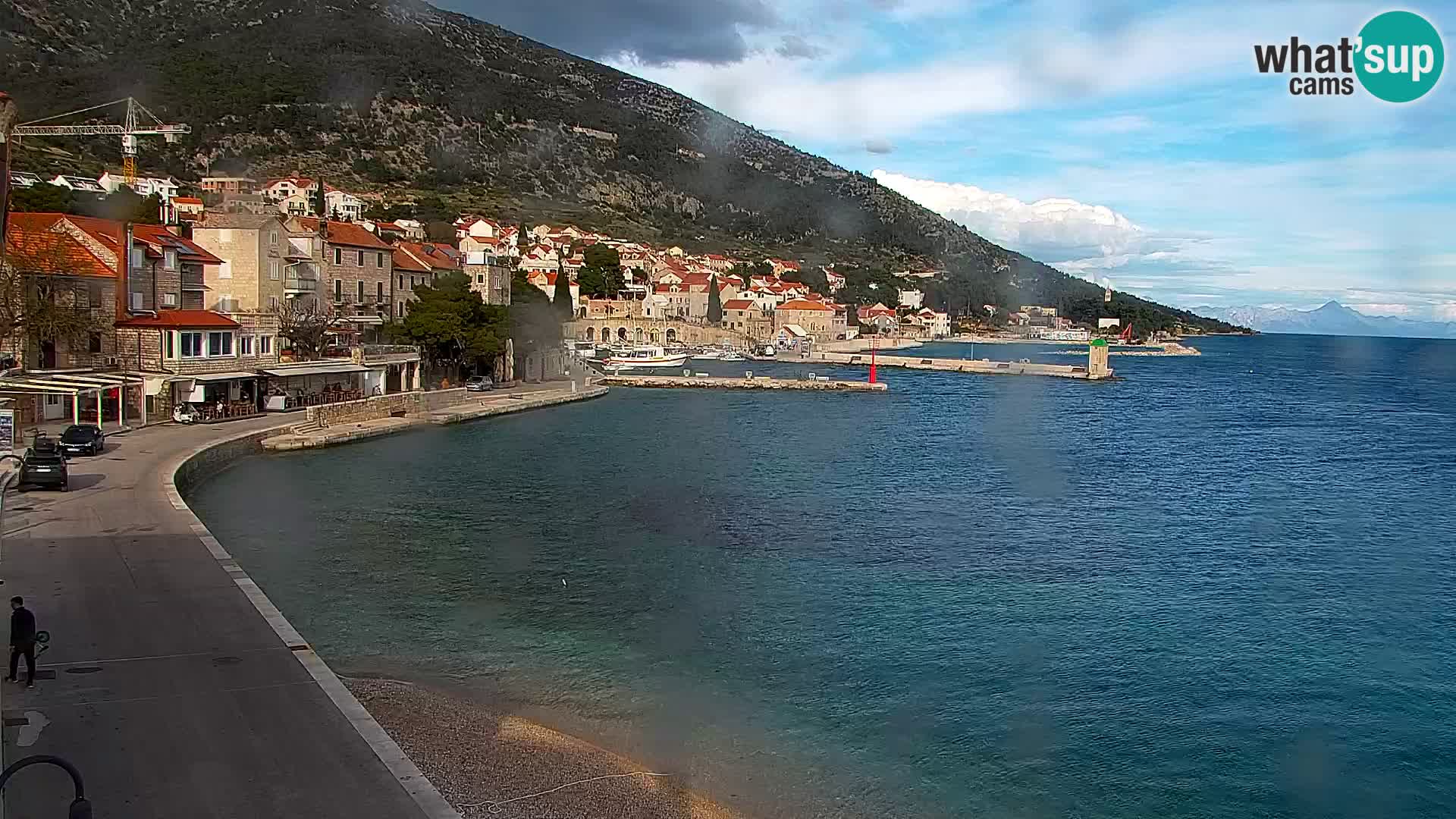 Spletna kamera Bol – Center mesta in marina v živo