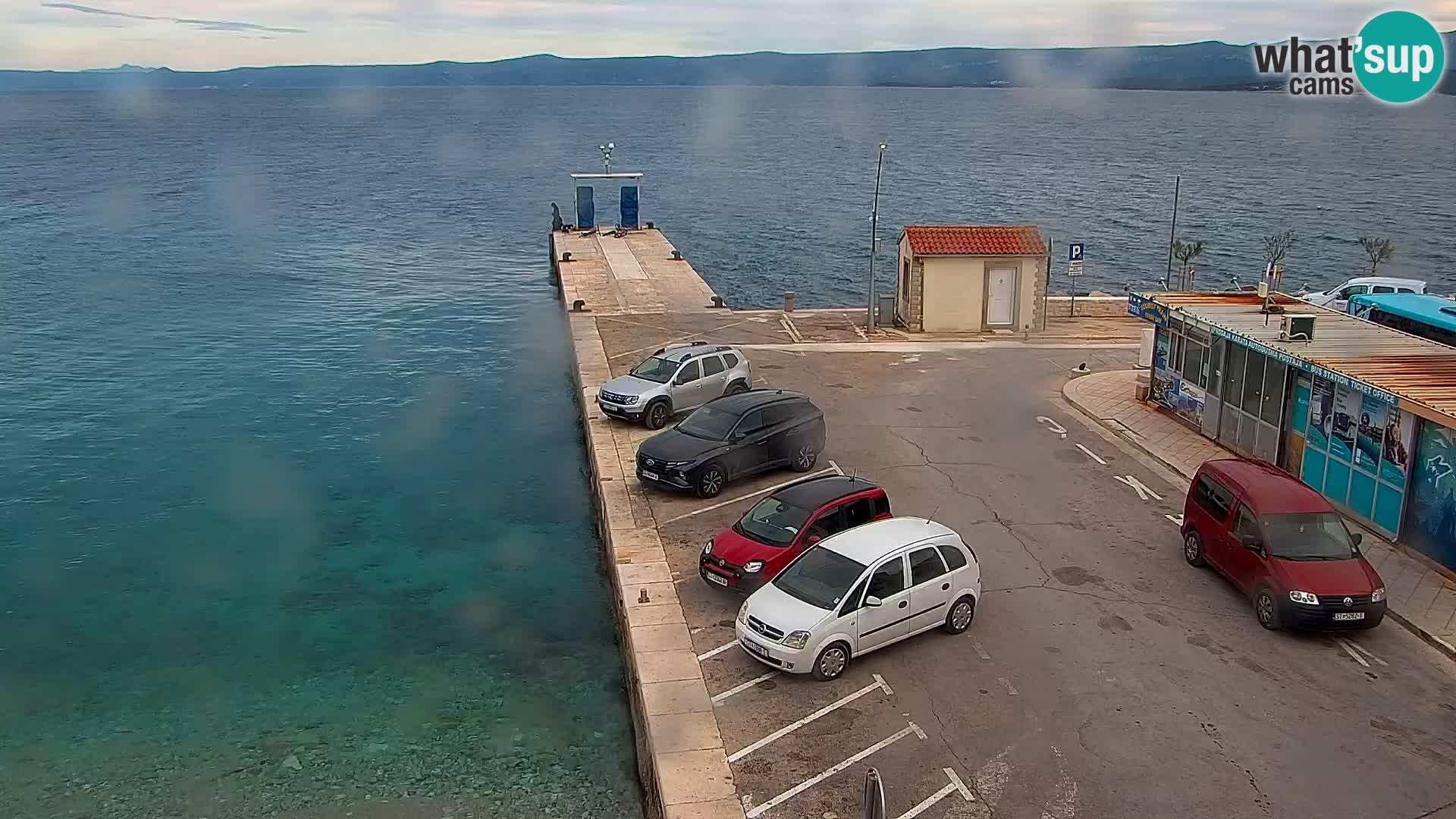 Web kamera Bol – Centar mjesta i marina | Pogled uživo