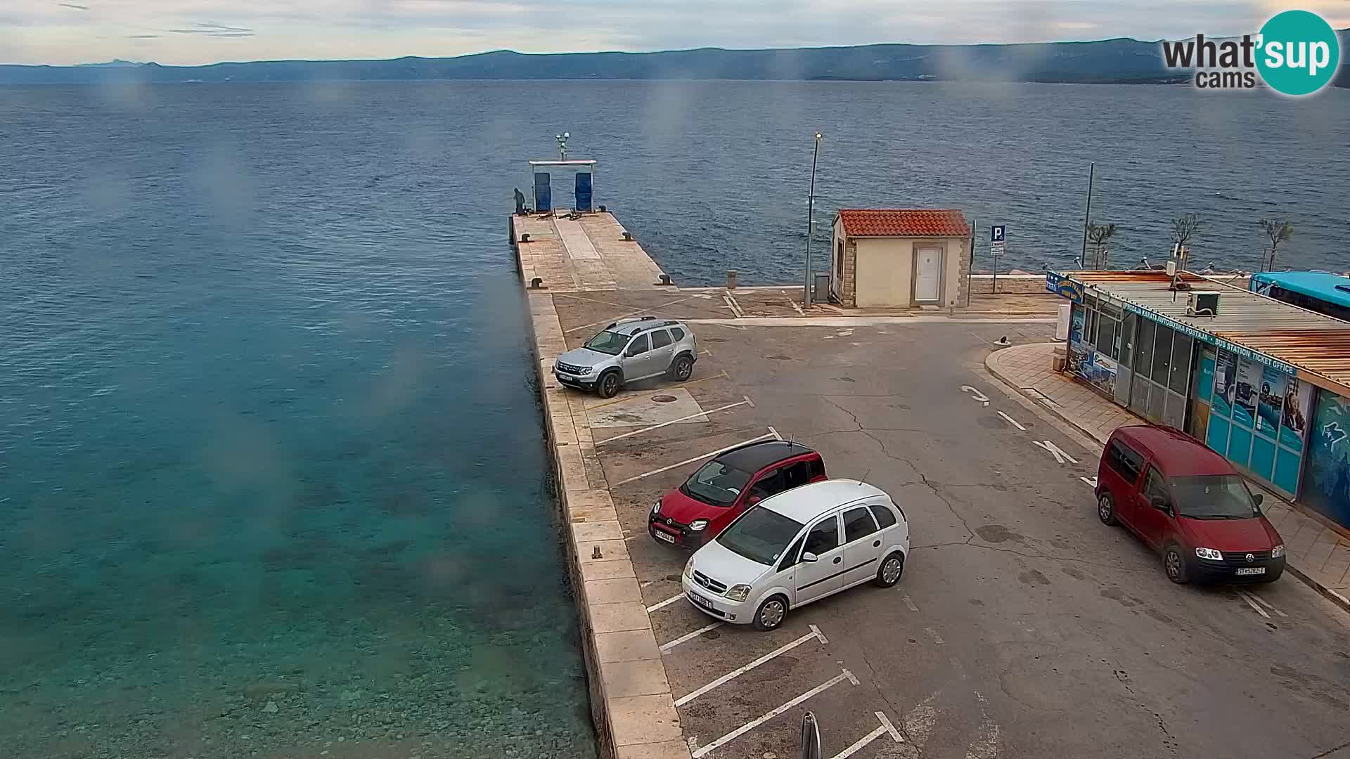 Spletna kamera Bol – Center mesta in marina v živo