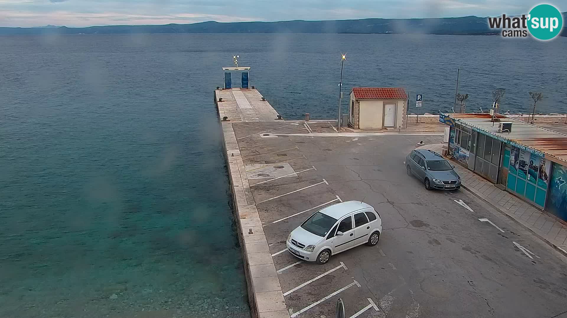 Spletna kamera Bol – Center mesta in marina v živo