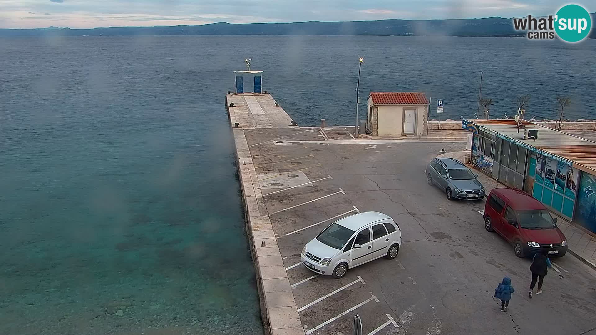 Spletna kamera Bol – Center mesta in marina v živo