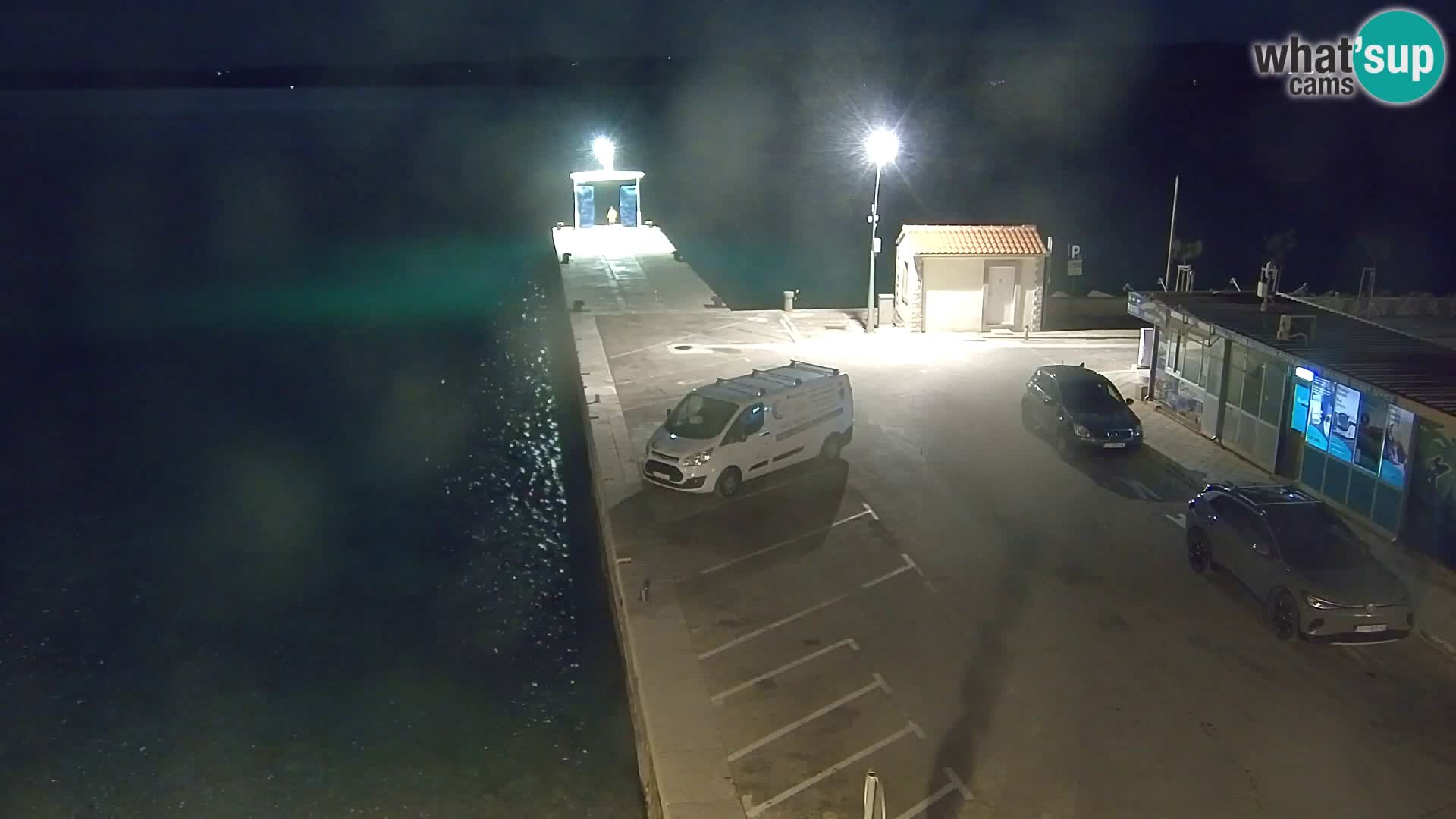 Spletna kamera Bol – Center mesta in marina v živo