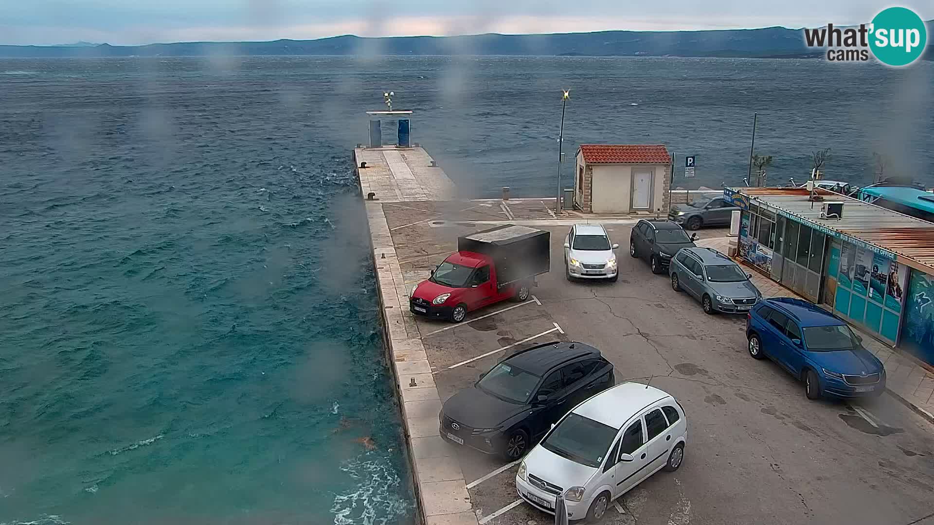 Spletna kamera Bol – Center mesta in marina v živo