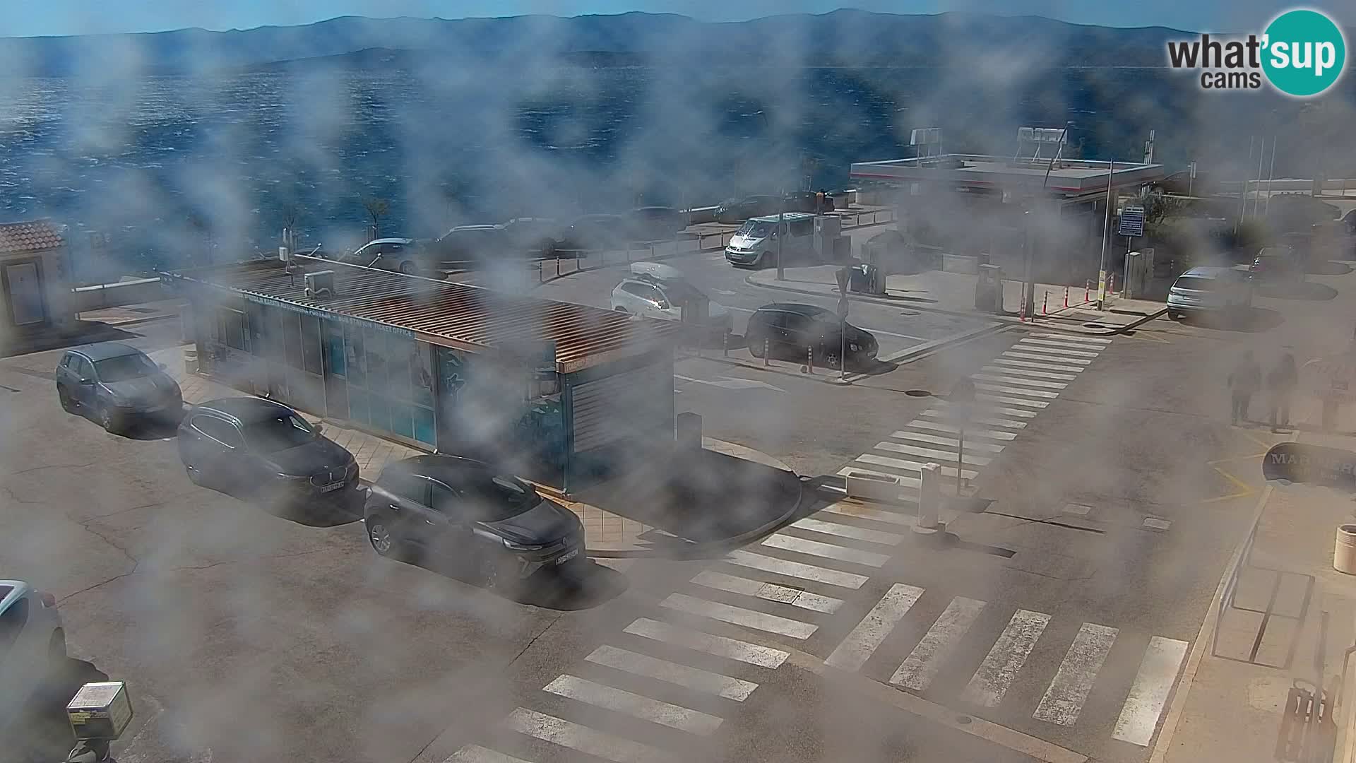 Spletna kamera Bol – Center mesta in marina v živo