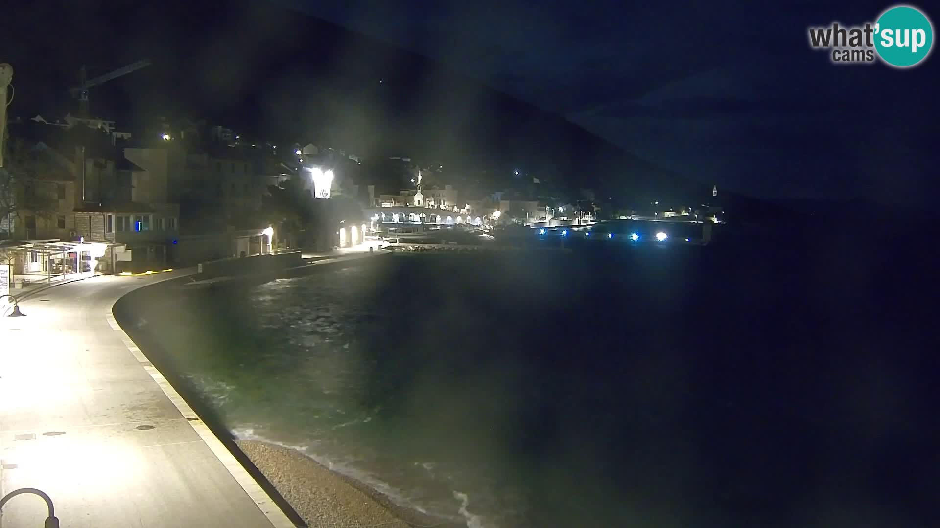 Spletna kamera Bol – Center mesta in marina v živo