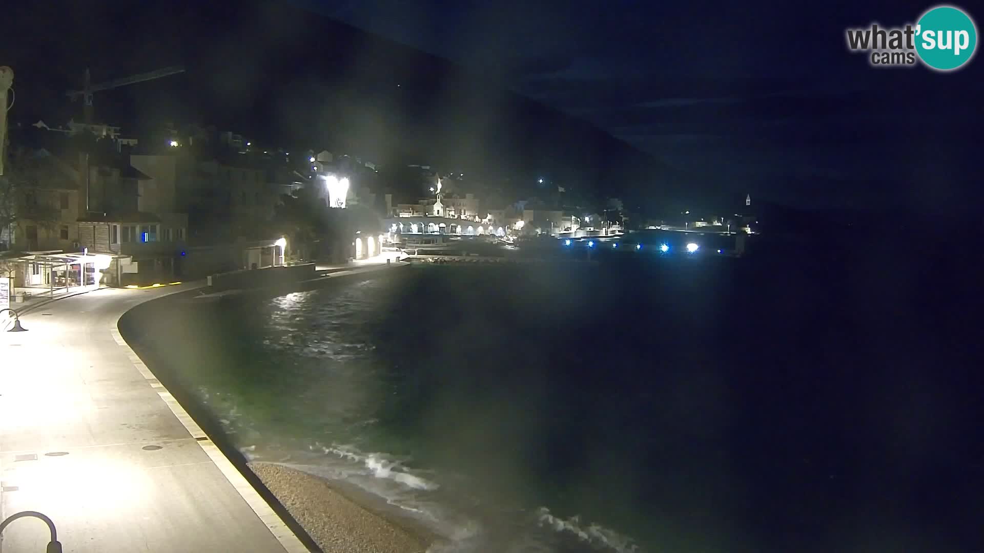 Spletna kamera Bol – Center mesta in marina v živo