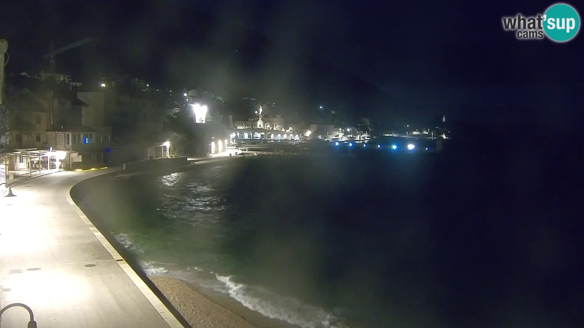 Spletna kamera Bol – Center mesta in marina v živo