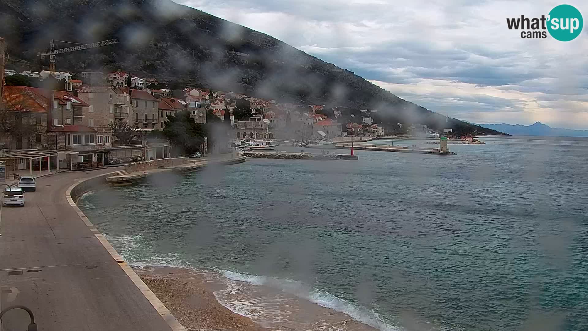 Spletna kamera Bol – Center mesta in marina v živo