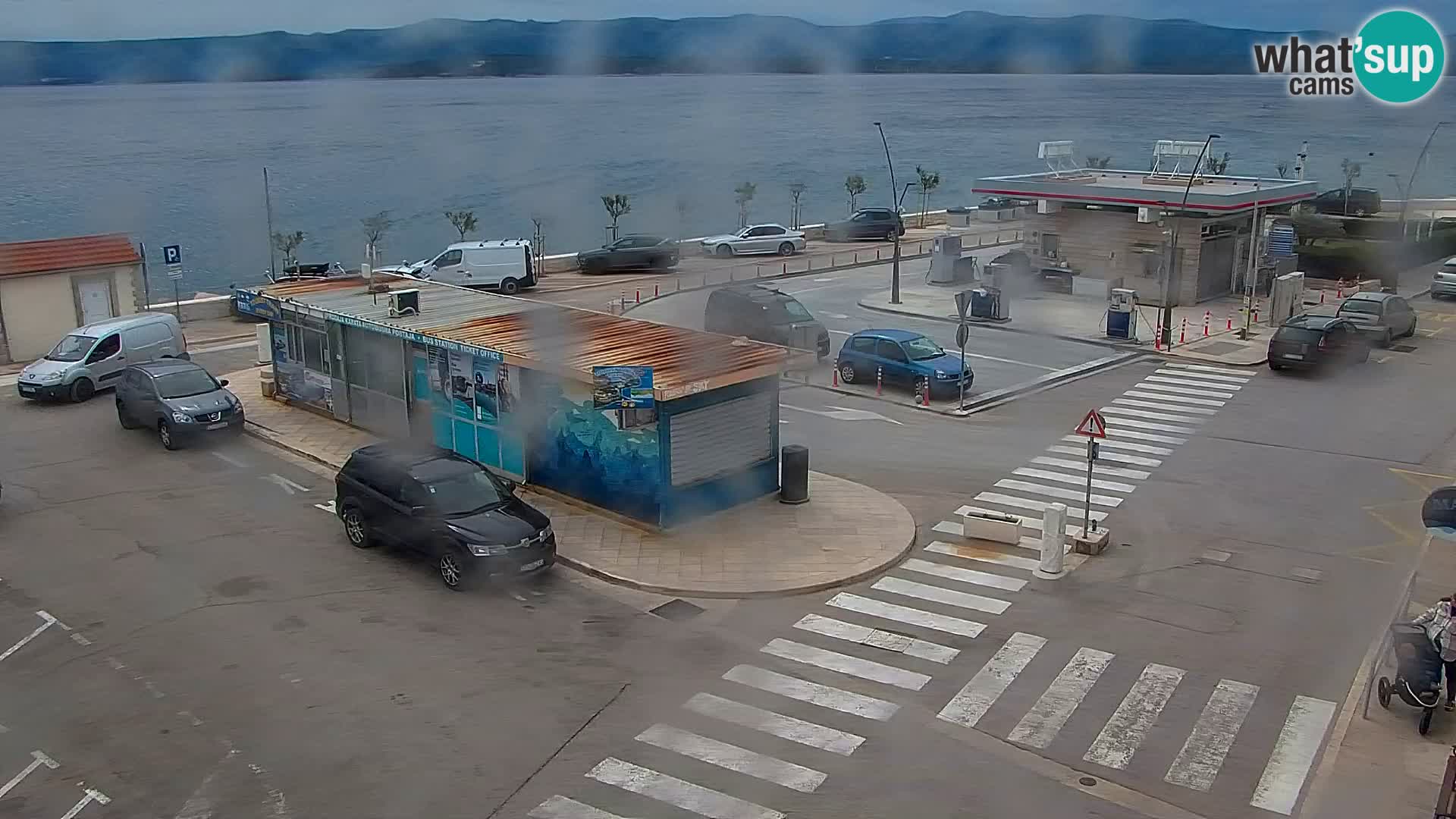 Spletna kamera Bol – Center mesta in marina v živo