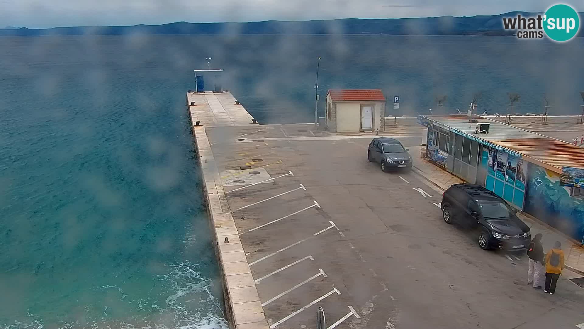 Spletna kamera Bol – Center mesta in marina v živo