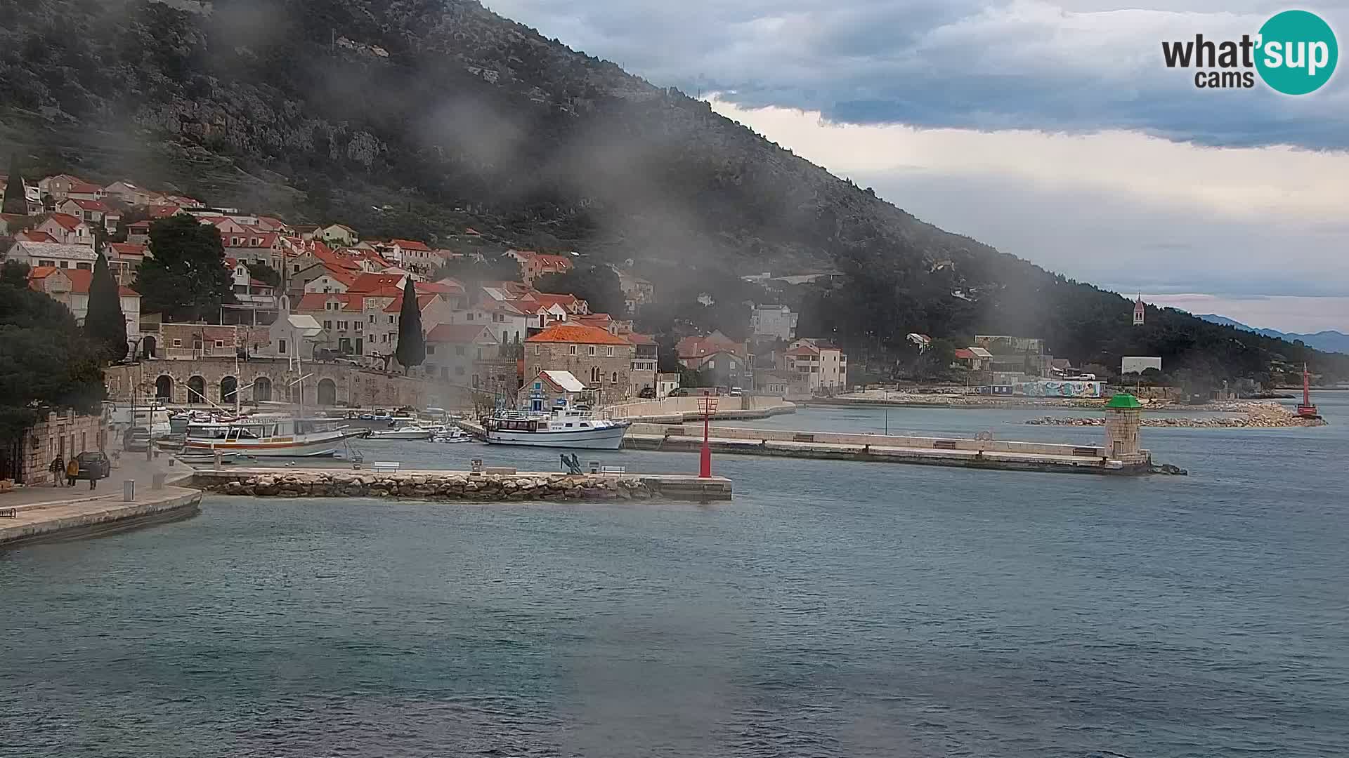 Spletna kamera Bol – Center mesta in marina v živo