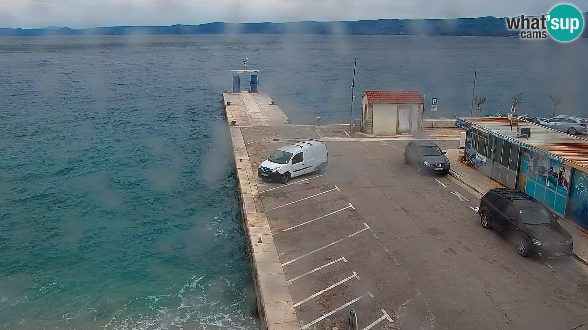 Spletna kamera Bol – Center mesta in marina v živo