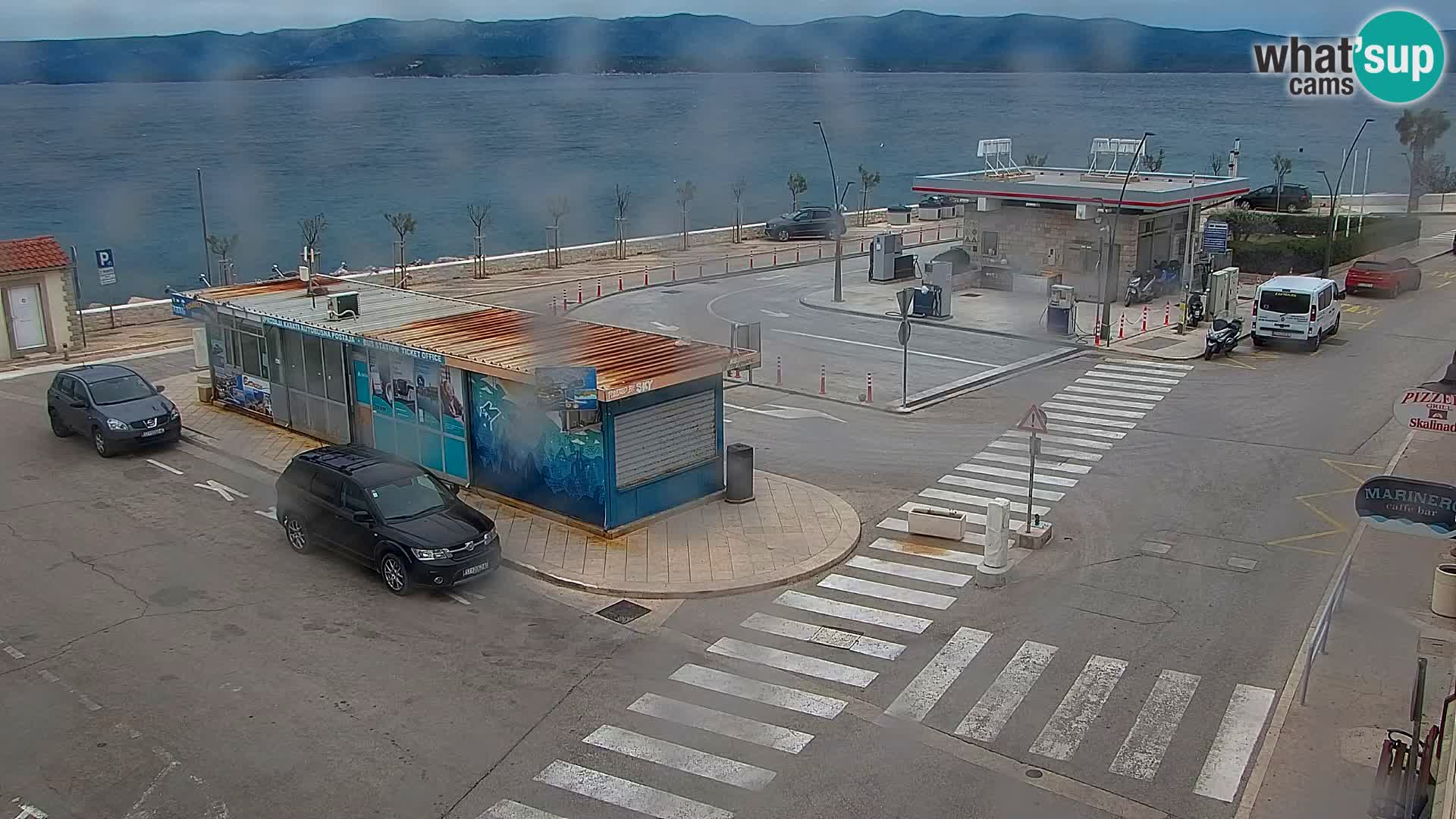 Spletna kamera Bol – Center mesta in marina v živo