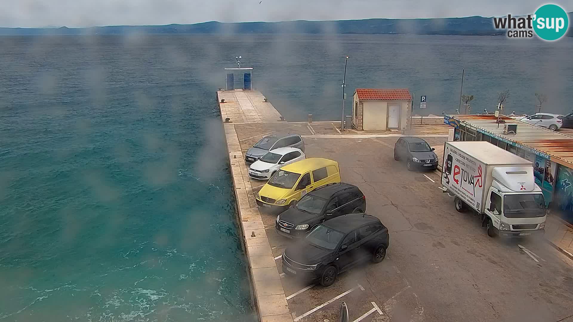 Spletna kamera Bol – Center mesta in marina v živo