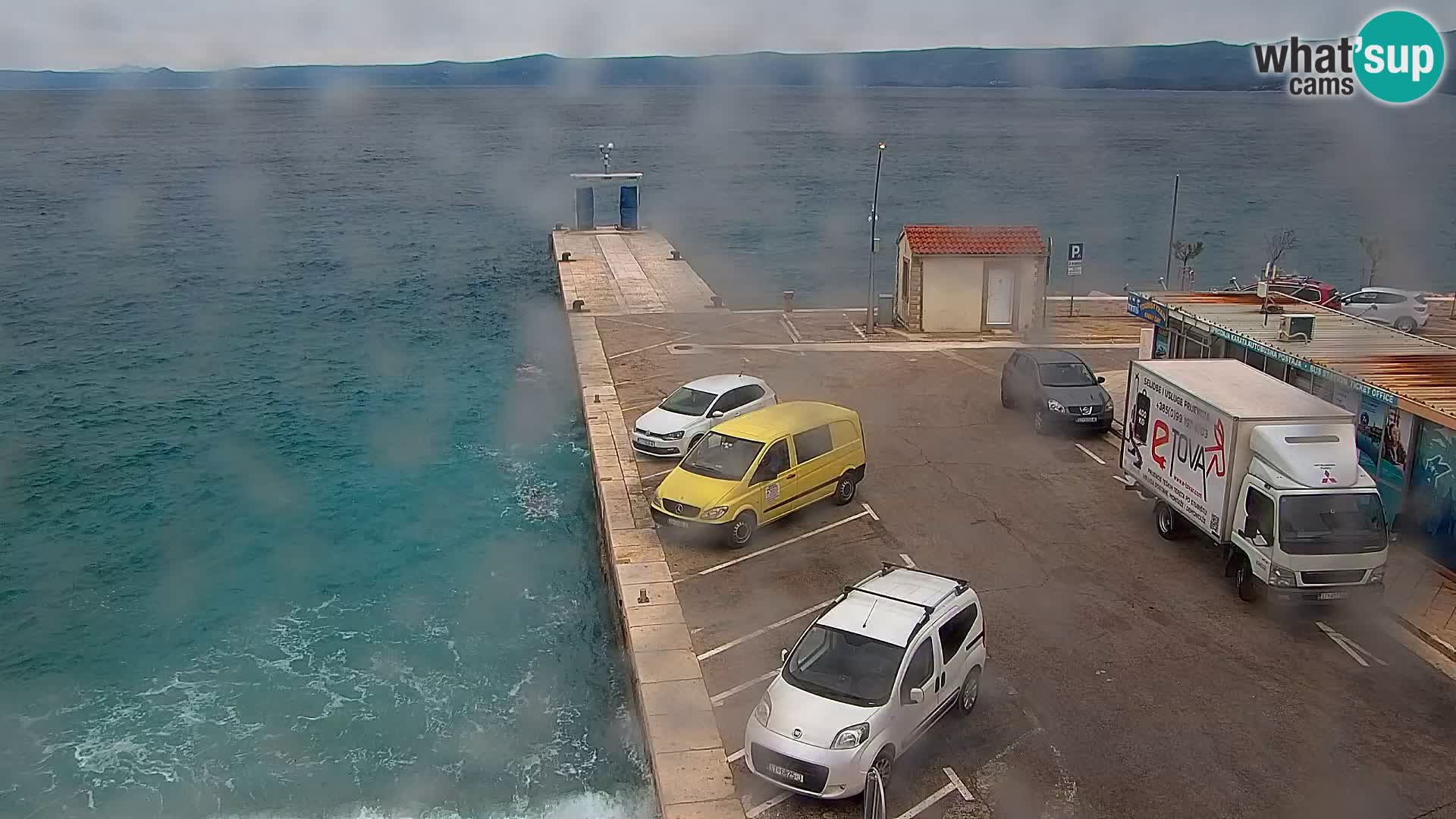 Spletna kamera Bol – Center mesta in marina v živo