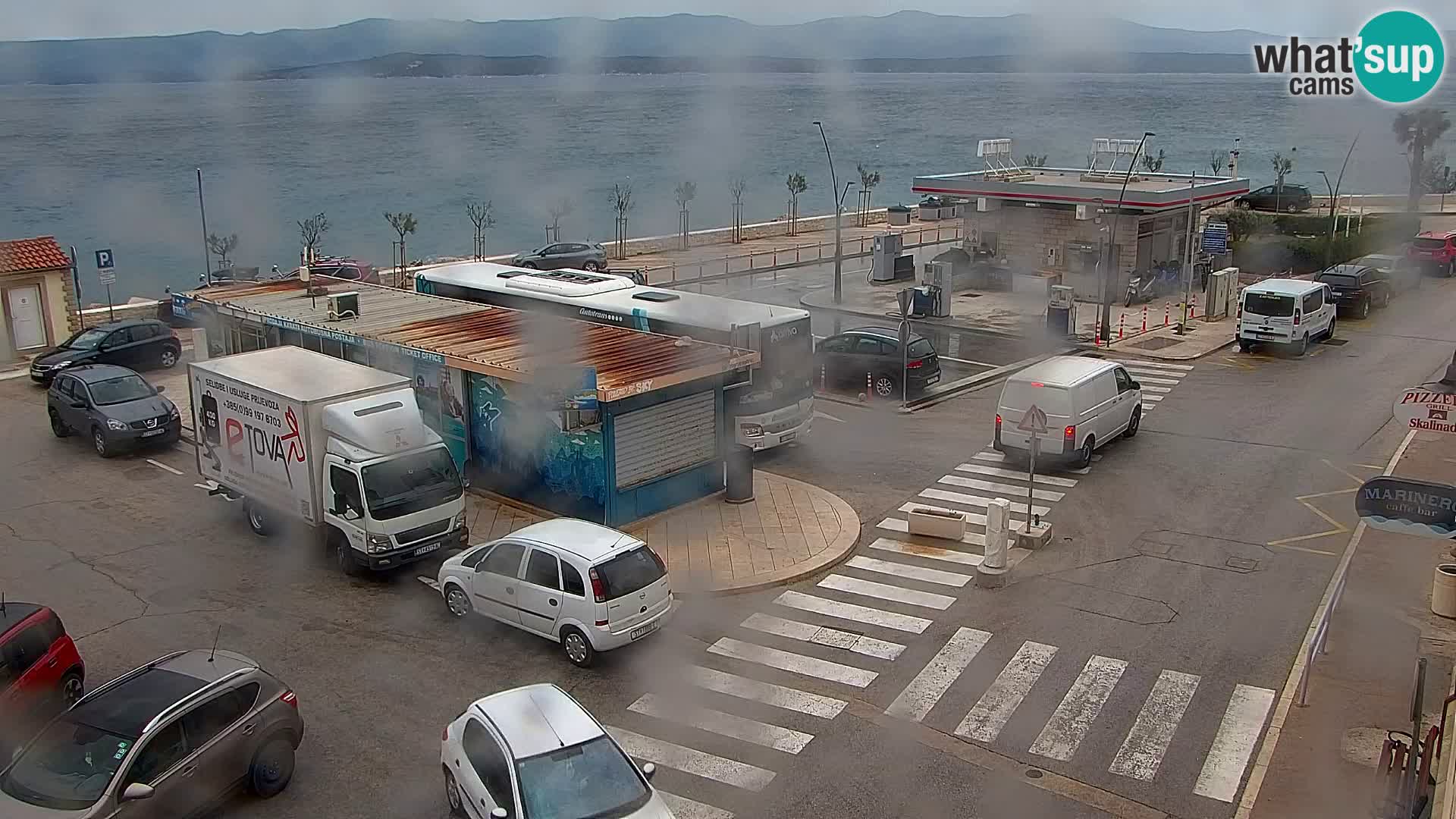 Spletna kamera Bol – Center mesta in marina v živo