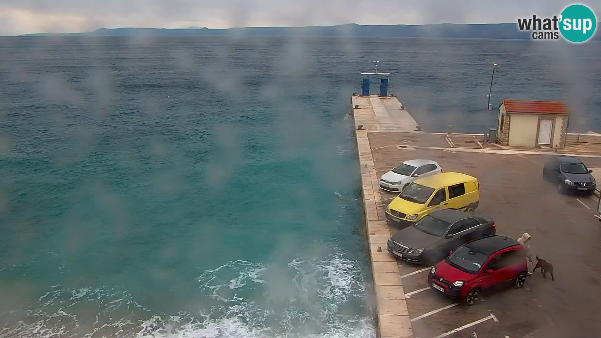 Spletna kamera Bol – Center mesta in marina v živo