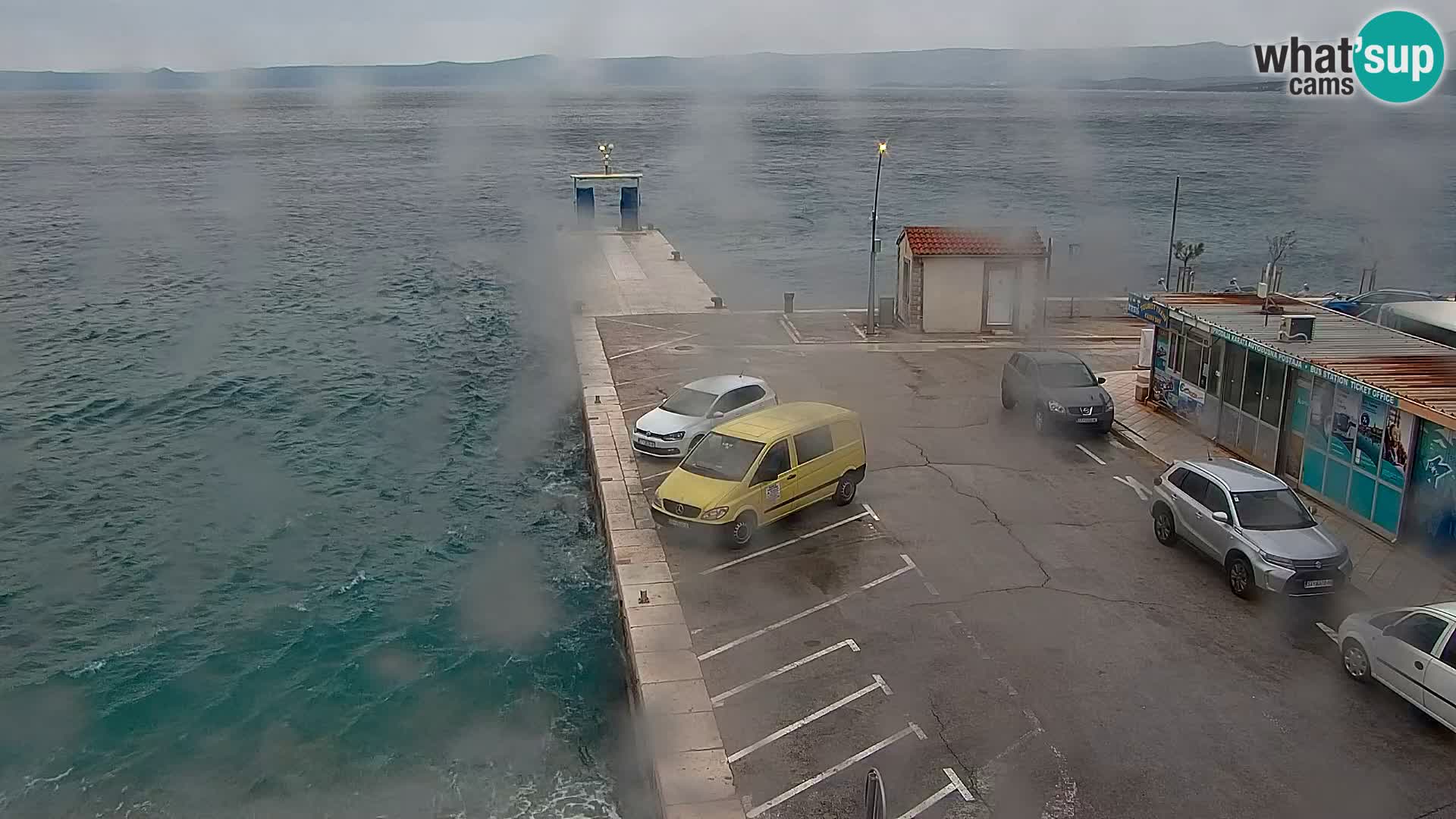 Spletna kamera Bol – Center mesta in marina v živo