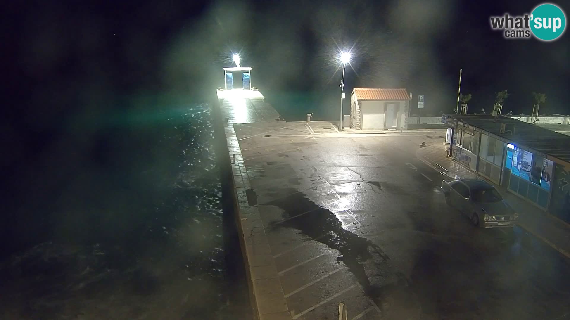 Spletna kamera Bol – Center mesta in marina v živo