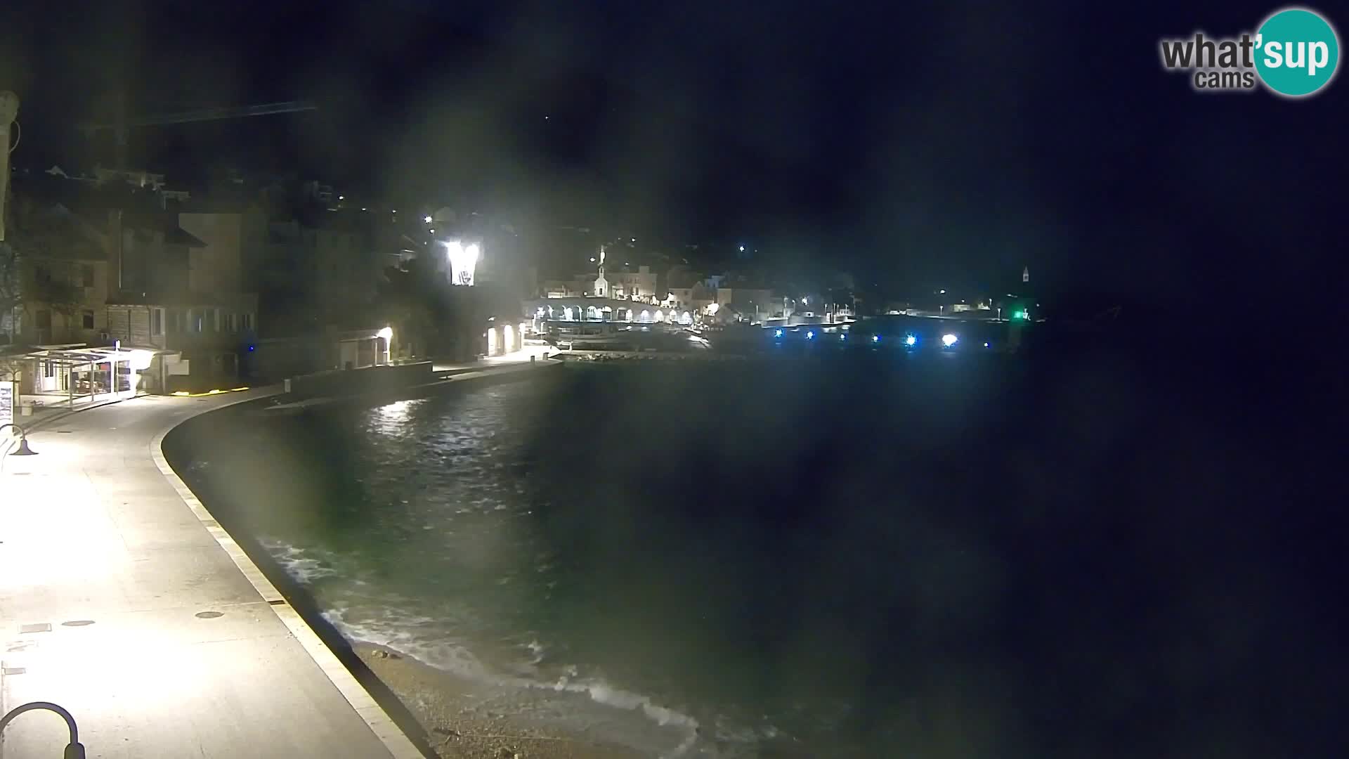 Spletna kamera Bol – Center mesta in marina v živo