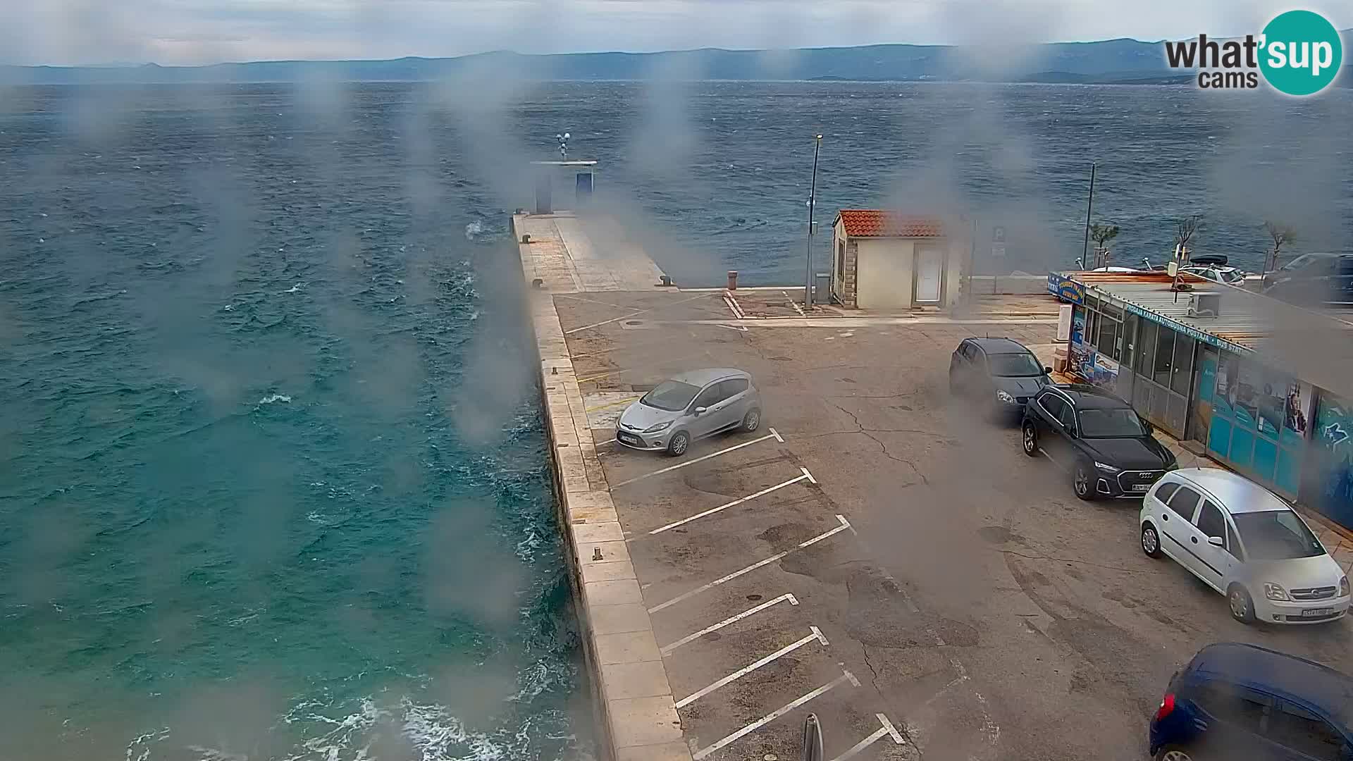 Spletna kamera Bol – Center mesta in marina v živo