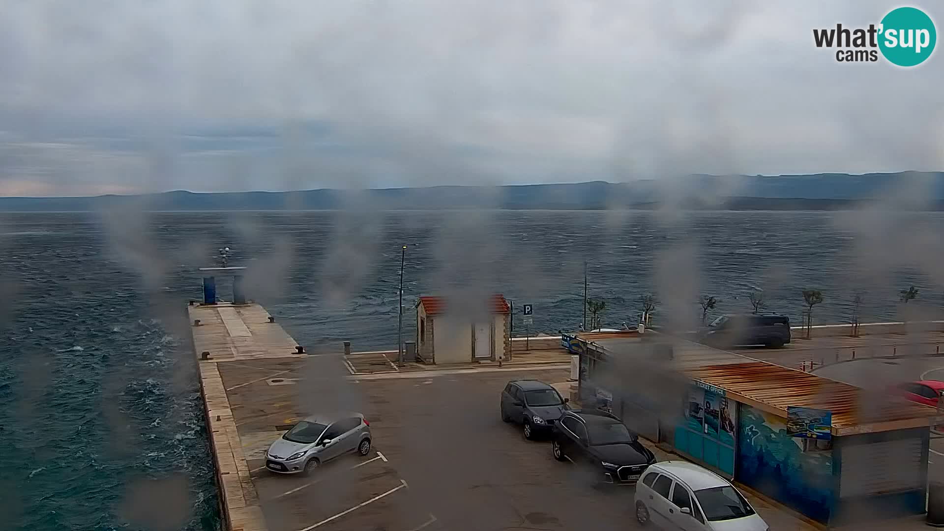 Spletna kamera Bol – Center mesta in marina v živo