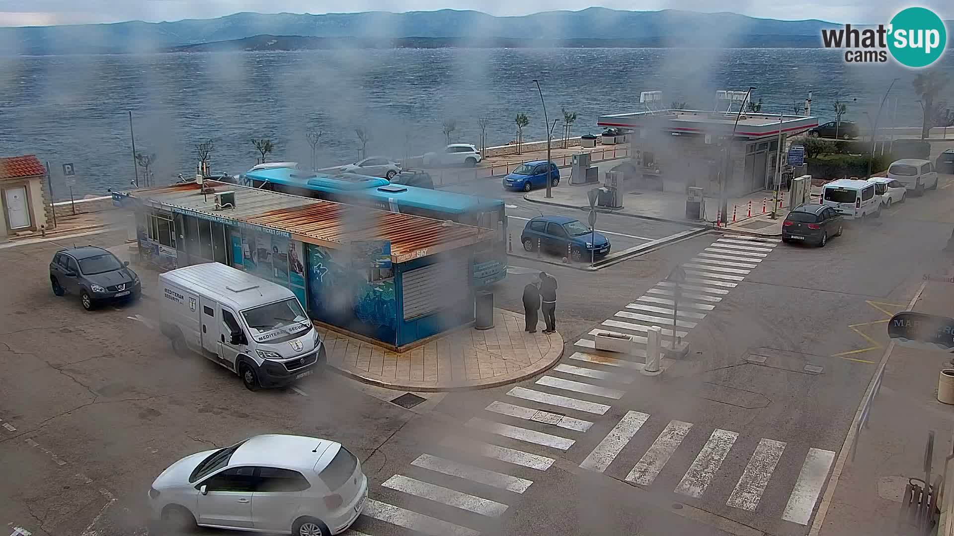 Spletna kamera Bol – Center mesta in marina v živo