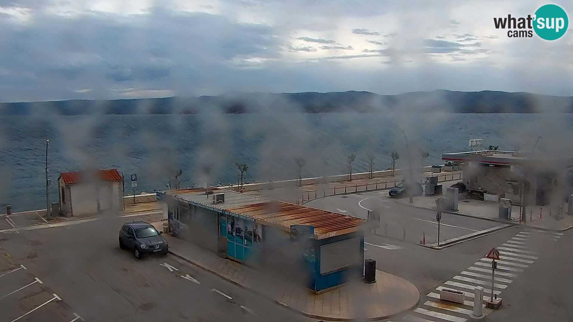 Spletna kamera Bol – Center mesta in marina v živo