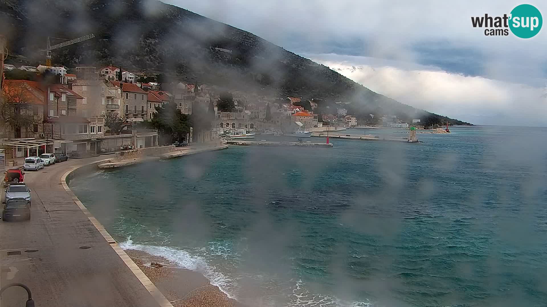 Spletna kamera Bol – Center mesta in marina v živo